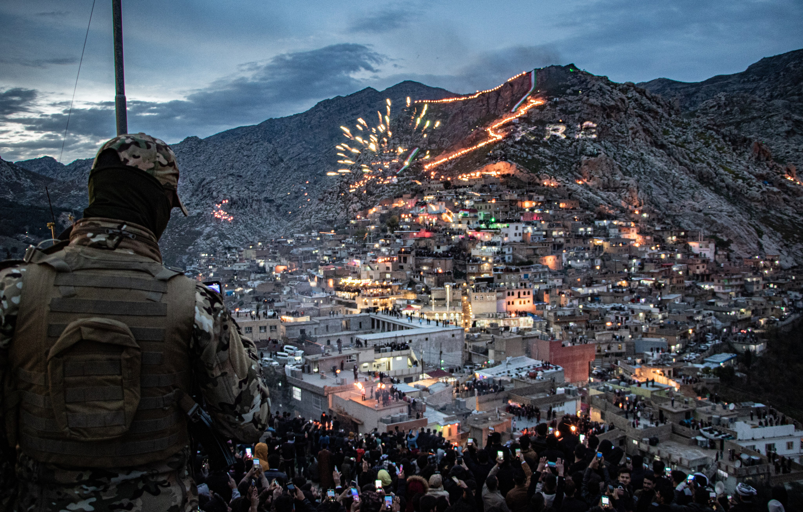 Célébration du Nouvel An kurde à Akre, avec des feux d'artifices, de la musique et des rassemblements communautaires, marquant Nowruz, la fête du printemps symbolisant le renouveau et l’unité.