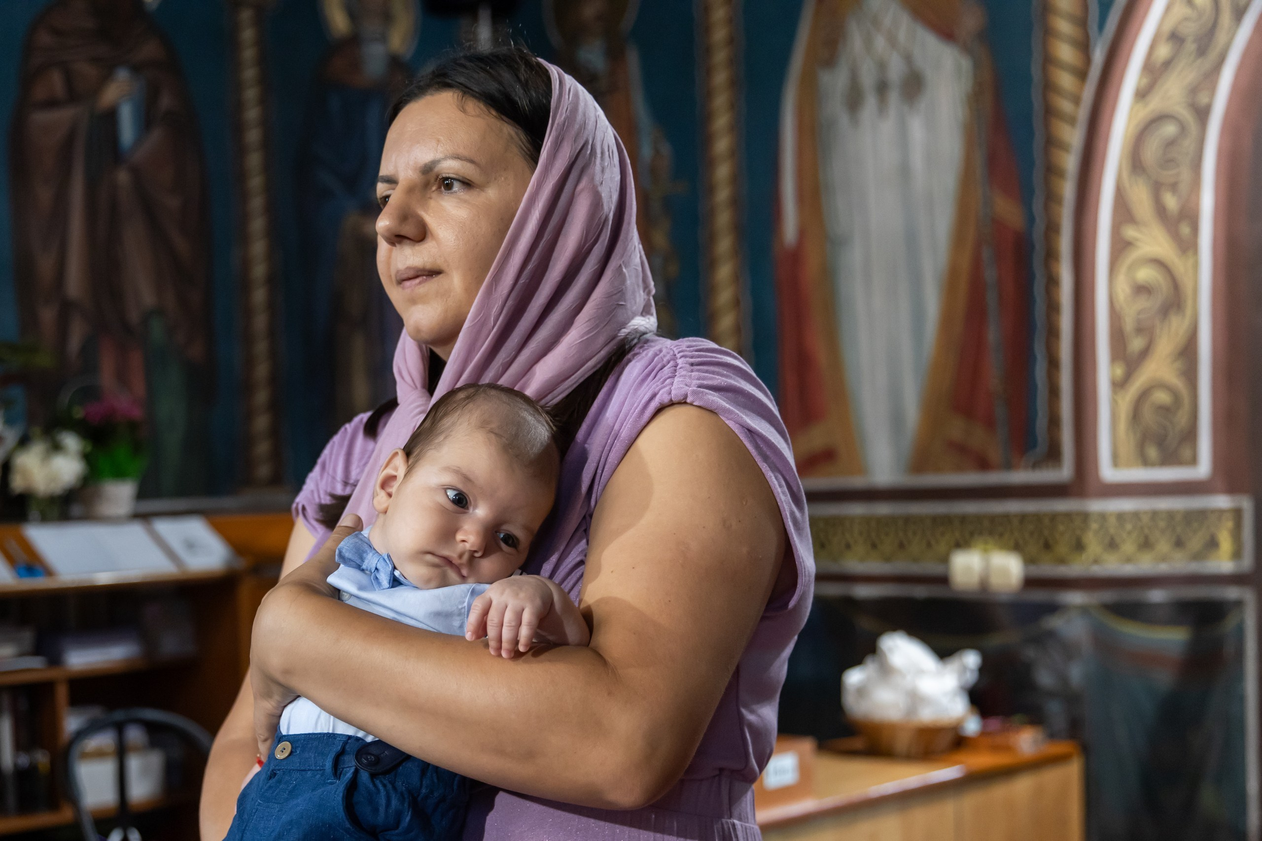 fotograf botez , fotografie botez Botoșani, fotograf Alin Chirilă, amintiri botez, fotografii botez, botez Miruna Parascheva, fotograf copii, fotografie botez în Botoșani-alt="botez , fotografie botez Alin Chirilă, amintiri botez, fotografii emoționante botez Botoșani"-- fotografii-botez-bebelus- amintiri-botez-micuț- moment-sfânt-crestinare- fotografie-emotionanta-botez- detalii-botez-bebelusi- parinti-fericiti-la-botez- fotograf-botez-profesionist- botez-in-biserica-ortodoxa- micuț-botezat-cu-emoție- zâmbete-și-lacrimi-la-botez- bebeluș-la-cristelniță- decor-botez-colorat- botez-cu-dragoste-și-credință- emotie-pura-la-botez- fotograf-botez-botosani- botez-iasi-suceava-fotograf- amintiri-nepretuite-botez-- Preotul ținându-l pe micuțul Mathias Gabriel la botez, în biserica Înălțarea Domnului, Copălău  - Detalii de la botezul lui Mathias – lumânare, trusou și icoană  - Familia lui Mathias Gabriel alături de micuț, în ziua botezului  - Portret emoționant cu mama și bebelușul în brațe, în biserică,fotograf profesionist evenimente Botoșani, Iași, Suceava, Fălticeni, Bacău, Pașcani, Roman - AlinoFotoStudio by Alin Chirilă - servicii foto nuntă, botez, cununie, ședințe foto creative, albume personalizate, fotografii emoționante și calitative pentru cele mai importante momente din viață,fotograf nuntă Botoșani Alin Chirilă,  ședință foto botez Iași - AlinoFotoStudio,  servicii fotograf profesionist evenimente Suceava,  fotograf cununie civilă Fălticeni - Alin Chirilă,  album foto nuntă personalizat Bacău.“Bebeluș botezat în biserică, ținut în brațe de nași”	•	“Detaliu cu lumânarea de botez decorată cu flori albe”	•	“Părinți emoționați alături de copilul lor la ceremonia de botez”	•	“Masa festivă de botez cu decor tematic și tort personalizat”	•	“Momentul în care preotul toarnă apă sfințită pe fruntea bebelușului”	“Bebeluș în rochie albă de botez, zâmbind în brațele mamei”	•	“Detaliu cu cruciulița de botez așezată pe o pernă de satin”	•	“Părinți și nași aprinzând lumânările în timpul ceremoniei de botez”	•	“Tort de botez decorat cu figurine tematice și numele copilului”	•	“Copil botezat dormind liniștit în pătuțul decorat festiv”	•	“Momentul în care preotul binecuvântează copilul în fața altarului”	•	“Invitați adunându-se în jurul mesei festive la petrecerea de botez”	•	“Bebeluș ținând în mână o jucărie personalizată primită la botez”	•	“Familie fericită pozând împreună după ceremonia de botez”	•	“Decor tematic cu baloane și flori la locația petrecerii de botez” fotograf Botoșani fotograf evenimente fotograf botez Alin Chirila fotograf alinofotostudio.fotograf botez Amelis Maria, fotografie botez Botoșani, fotograf Alin Chirilă, amintiri botez, fotografii botez, botez Amelis Maria, fotograf copii, fotografie botez în Botoșani,