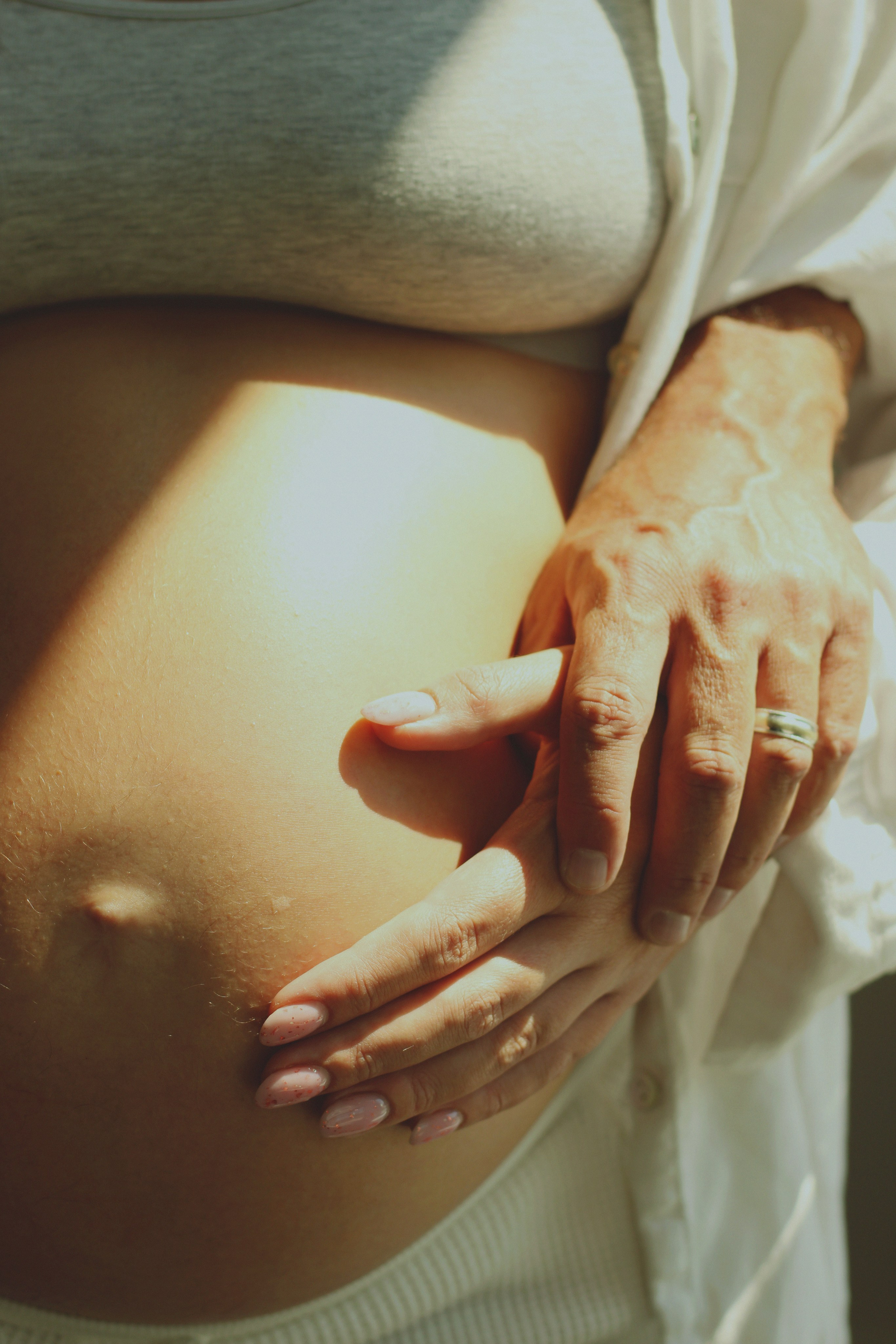 Maternity, Family & Pregnancy Photoshoot at Home. Lana Petrychenko — Portrait & Family Photographer. Valencia, Spain