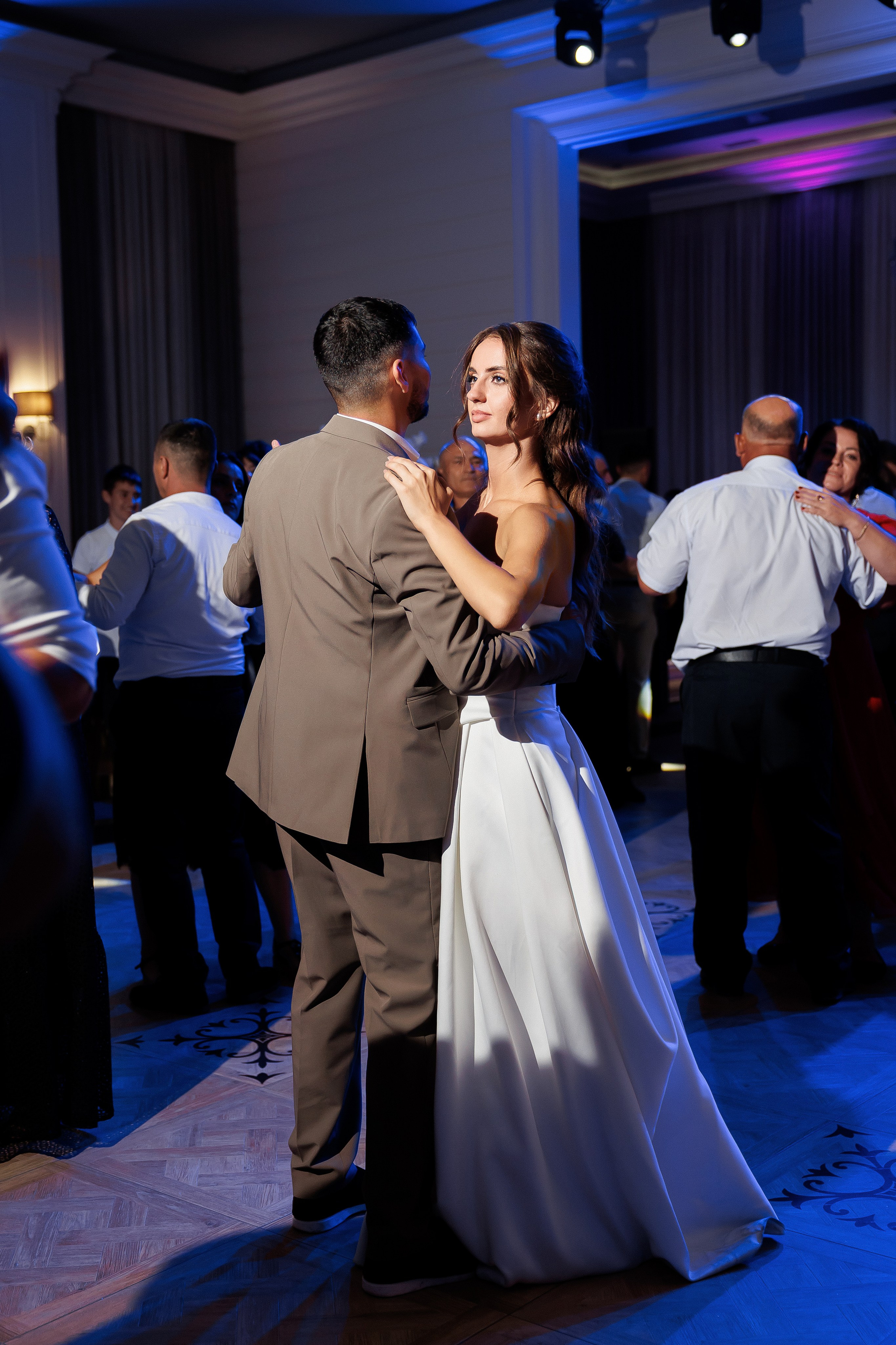 Eugen & Livia — Grand Elysee — Wedding Day. Servicii Foto și Video 067188353