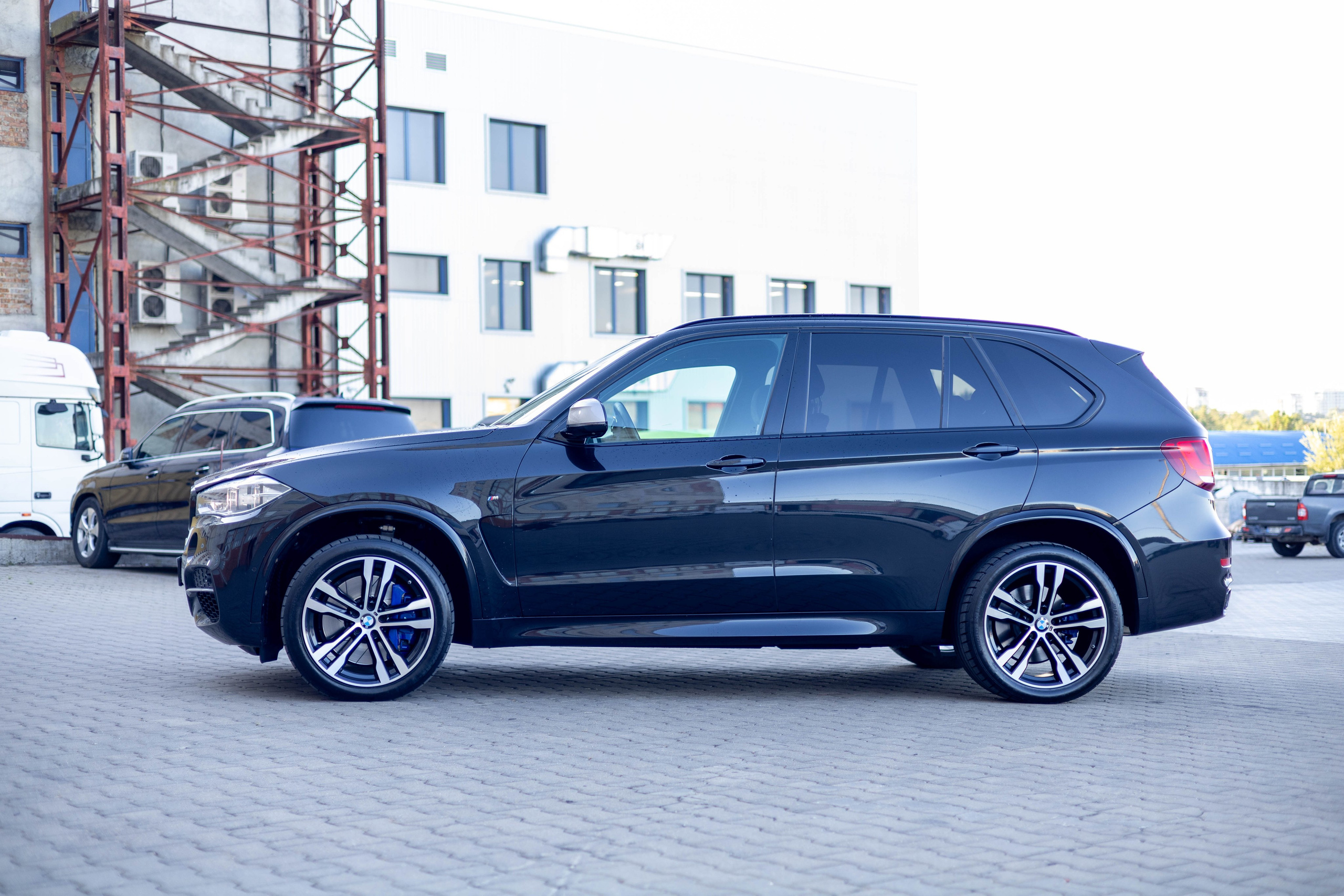 Съемка авто спереди и сбоку для онлайн-объявлений