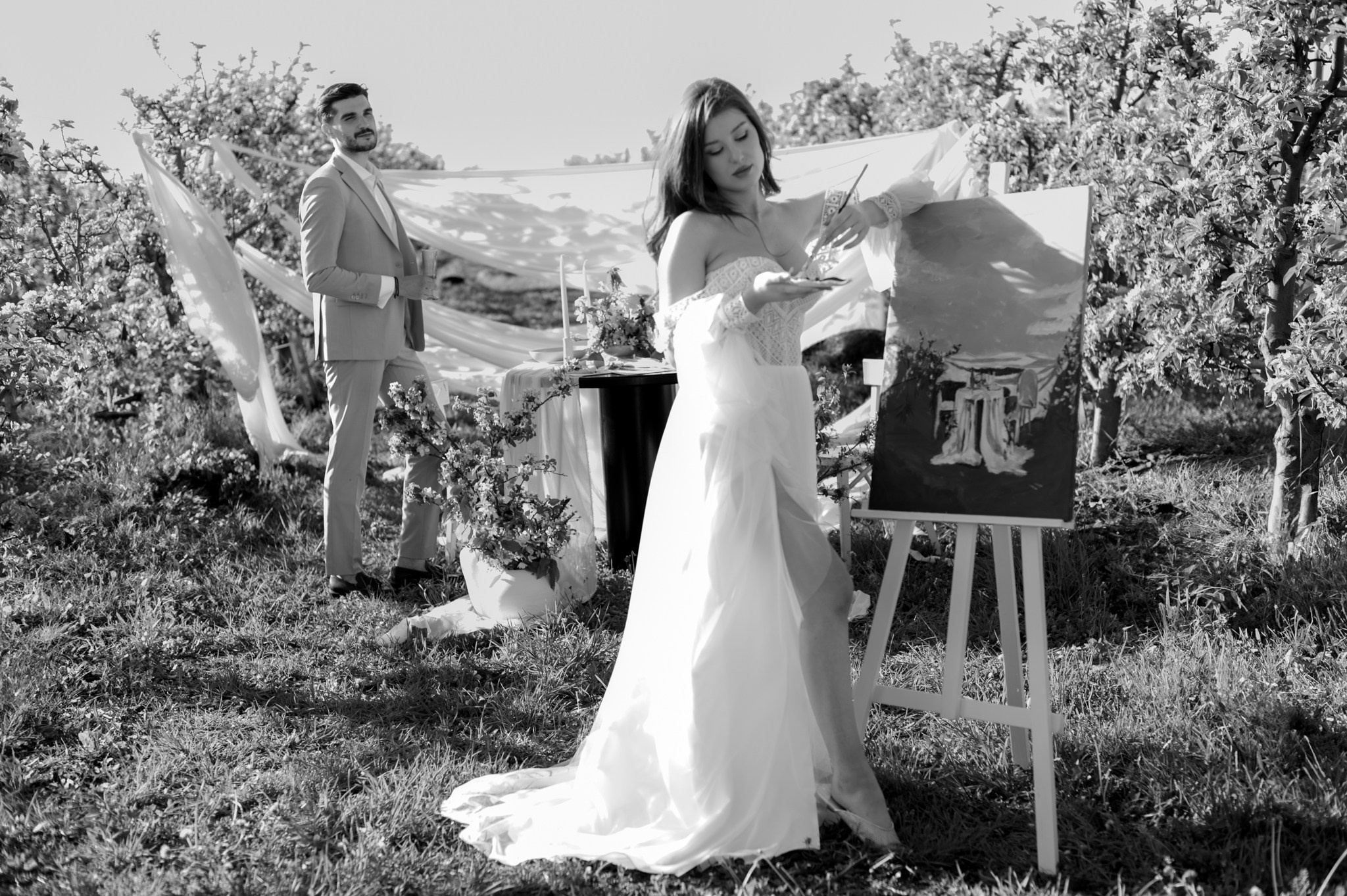 Ședință foto in livada înflorită , cuplu , îndrăgostiți, ședință foto save the date. Alexandra Hanu Photographer