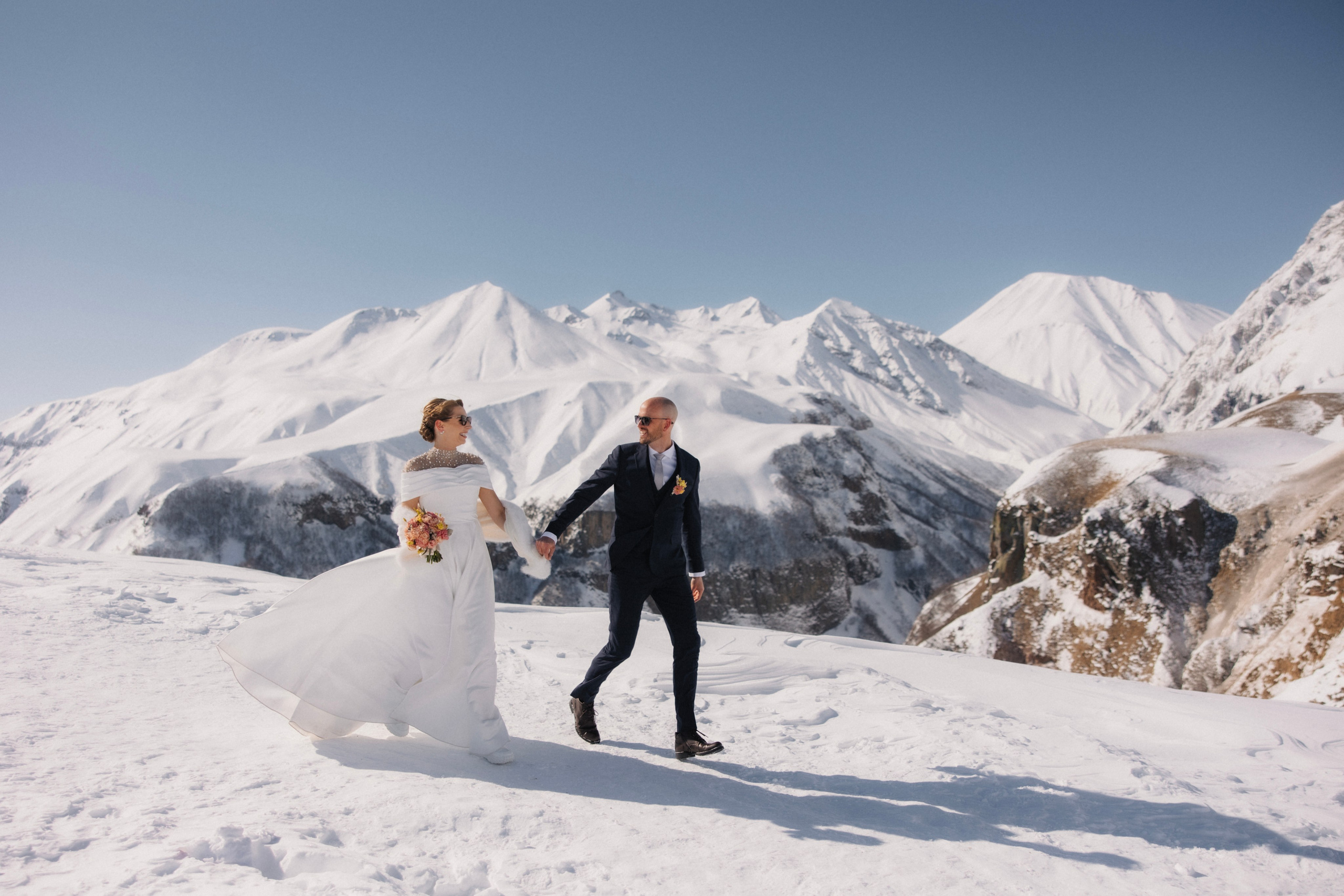 Love in winter mountains. Wedding photographer in Tbilisi Ioseb Mamniashvili