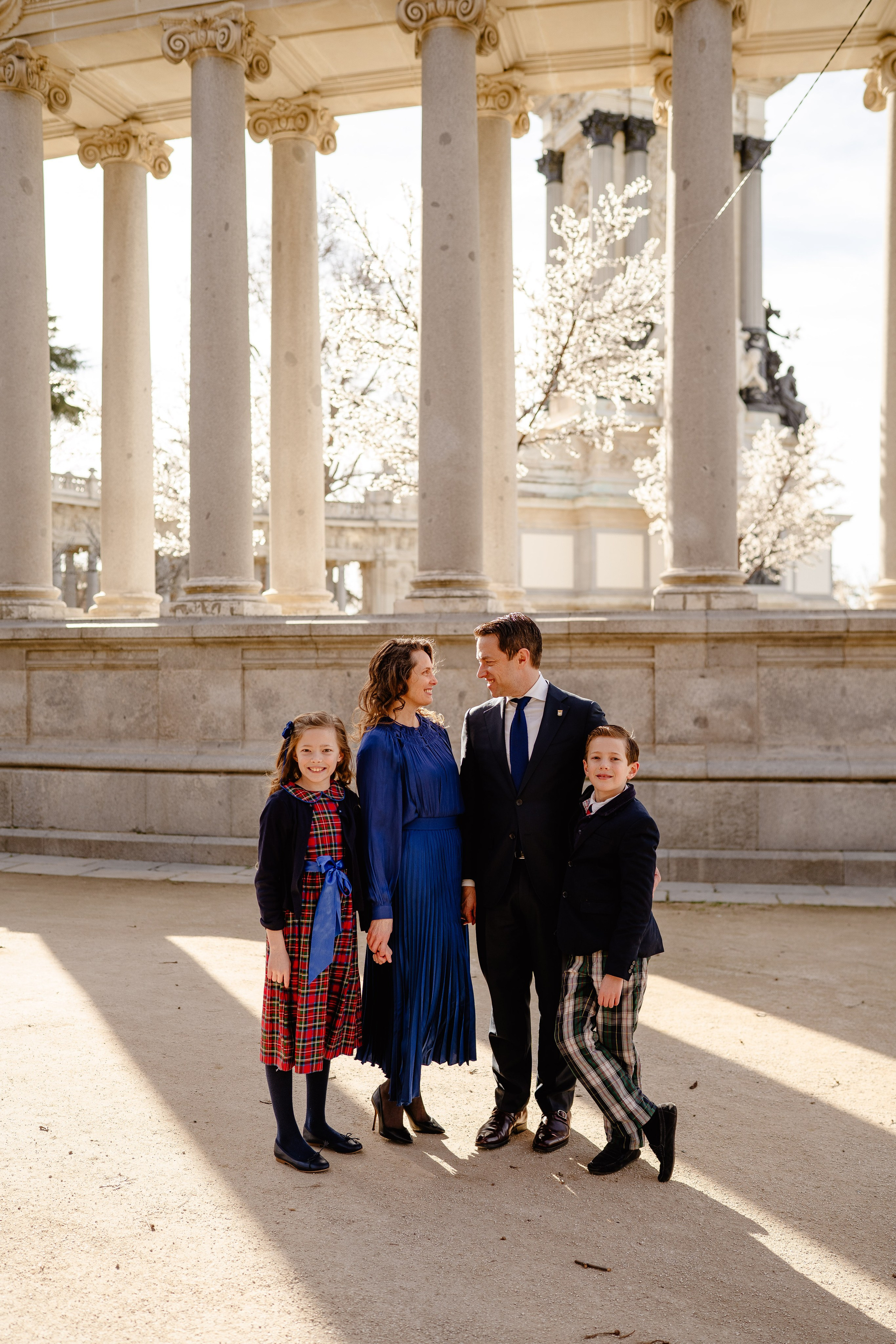 Family photoshoot in Retiro Park. Madrid Photographer for Proposals, Engagements & Families | Anya Petrova