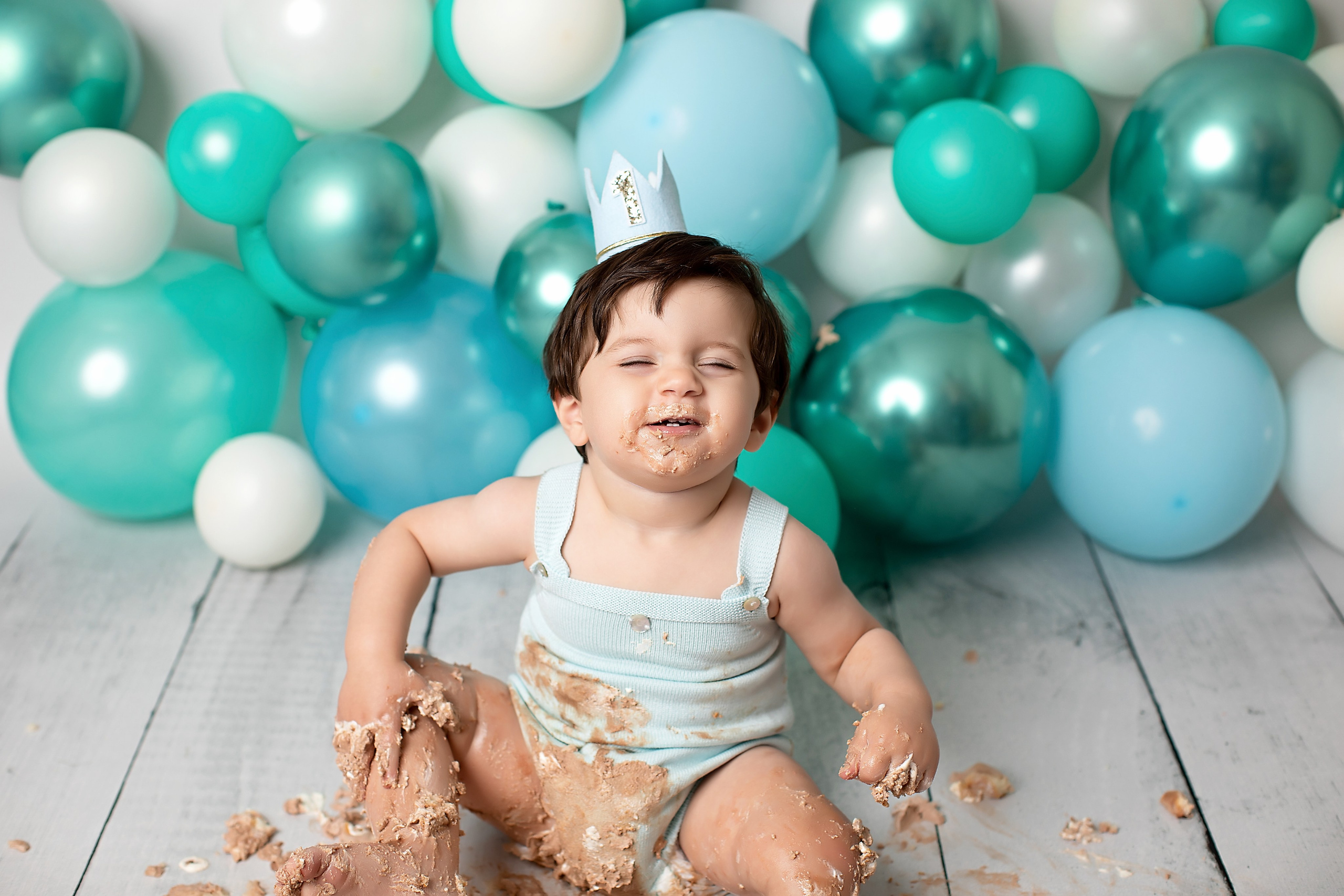 Fira ettårsdagen med en fotografisk fest, där vi fångar ditt barns glädje och de speciella stunderna på deras första födelsedag.