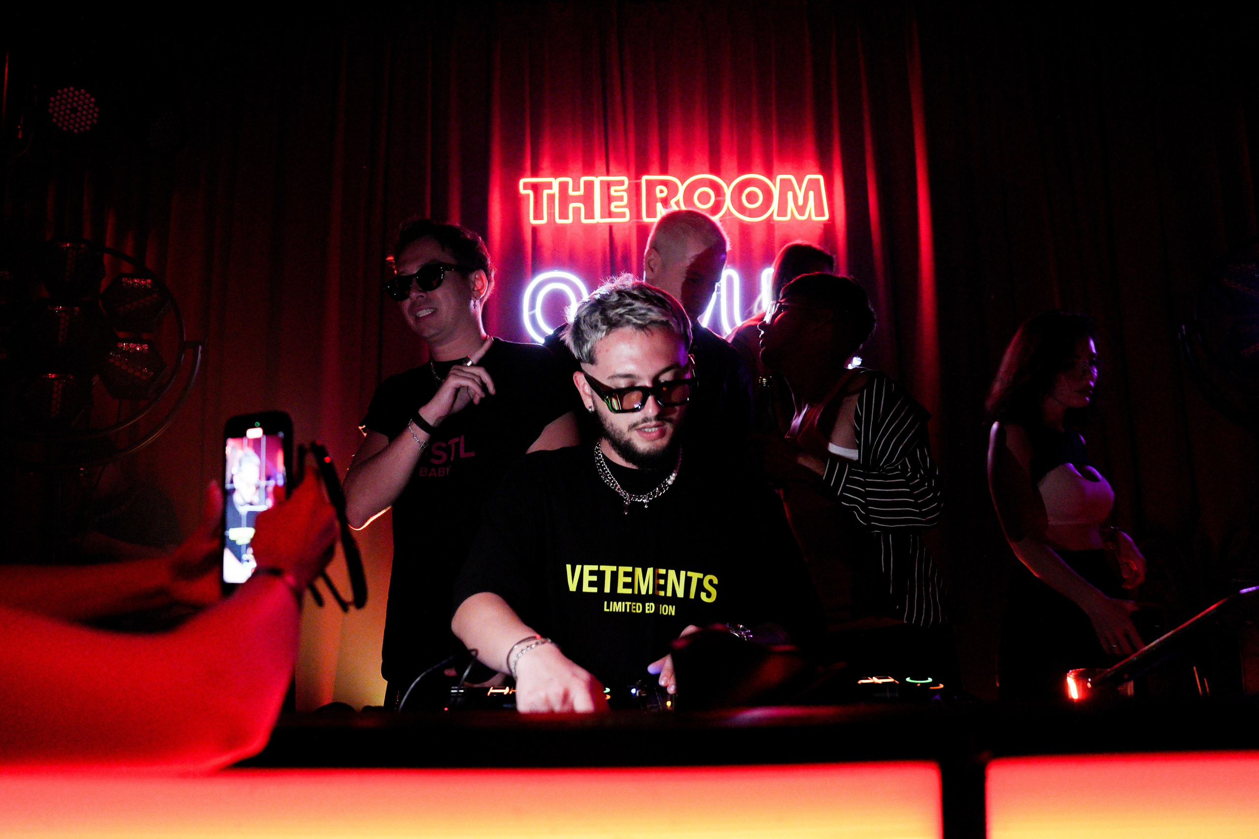 OnlyUs 3.0. THE ROOM BAR