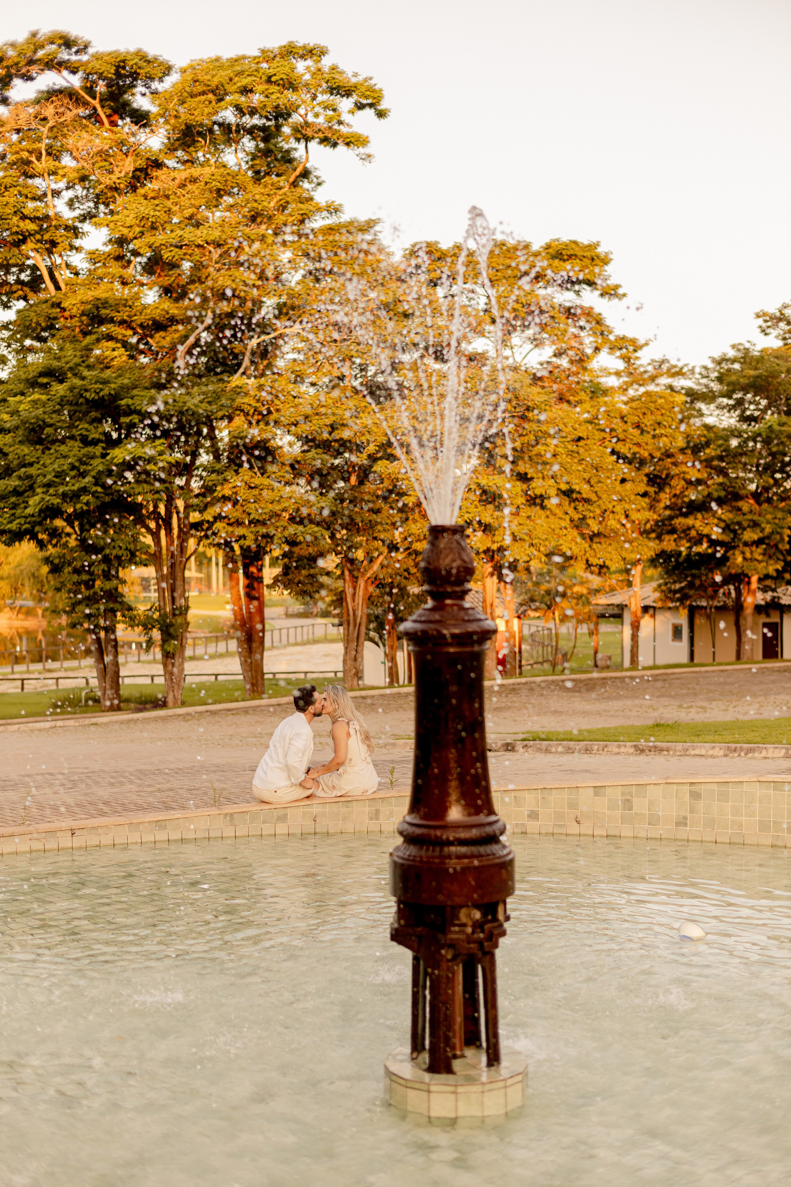 Ensaio Pré-Wedding no Interior Paulista com Lago, Areia e Pôr do Sol | Studio Melk. Tela cheia