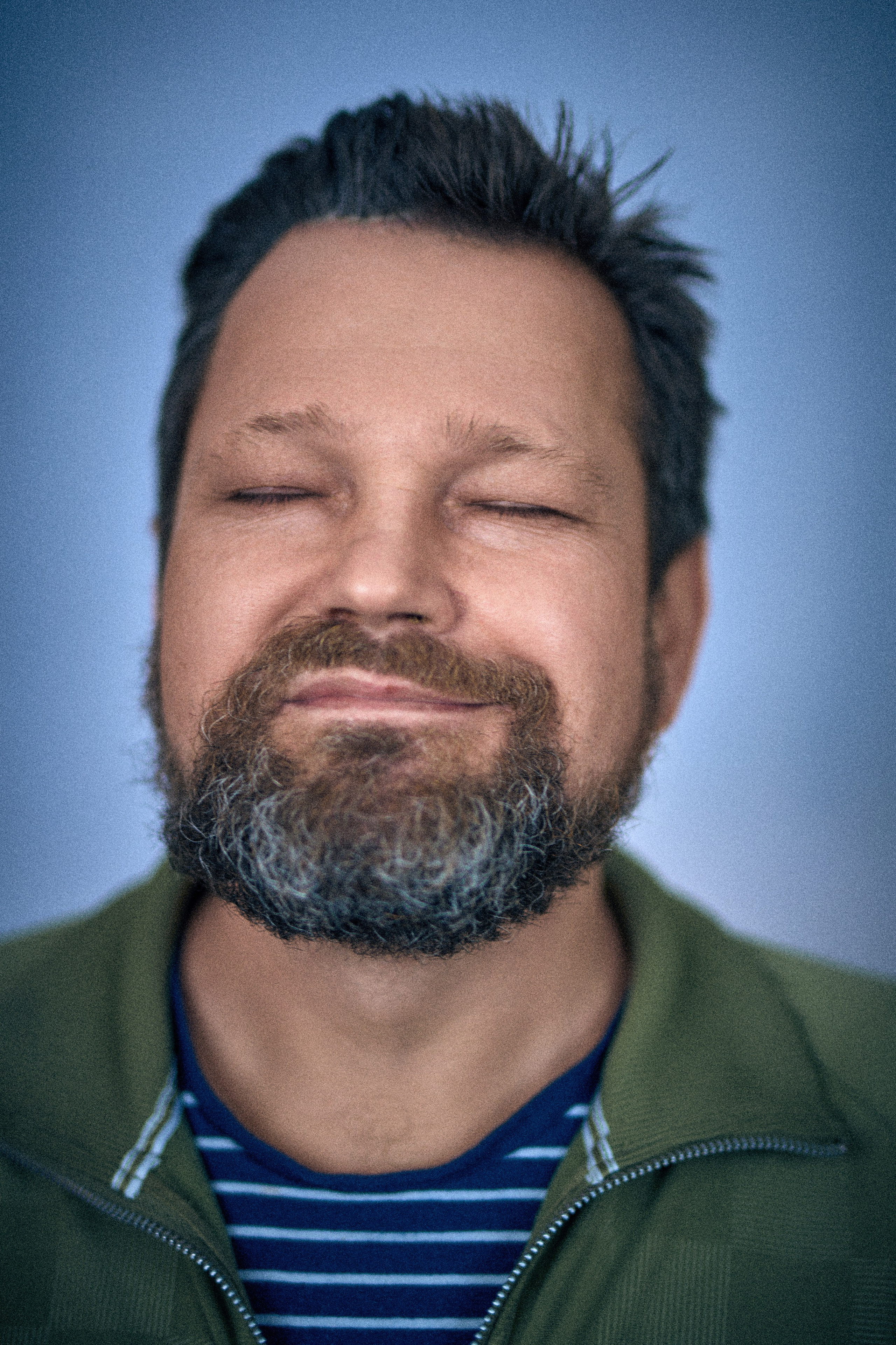 Portret męski charakterystyczny - Daniel niebieskooki smok - fotograf Andriej Szypiłow