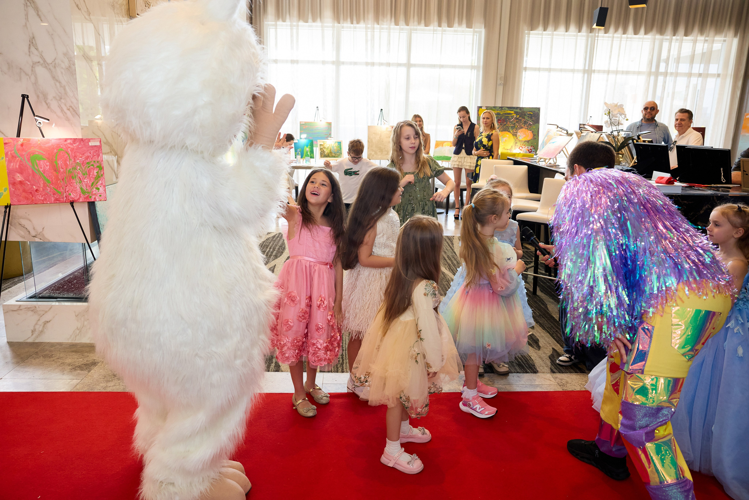 Авторская благотворительная художественная выставка Дианы Бортник. Фотограф Юлия Маковеева