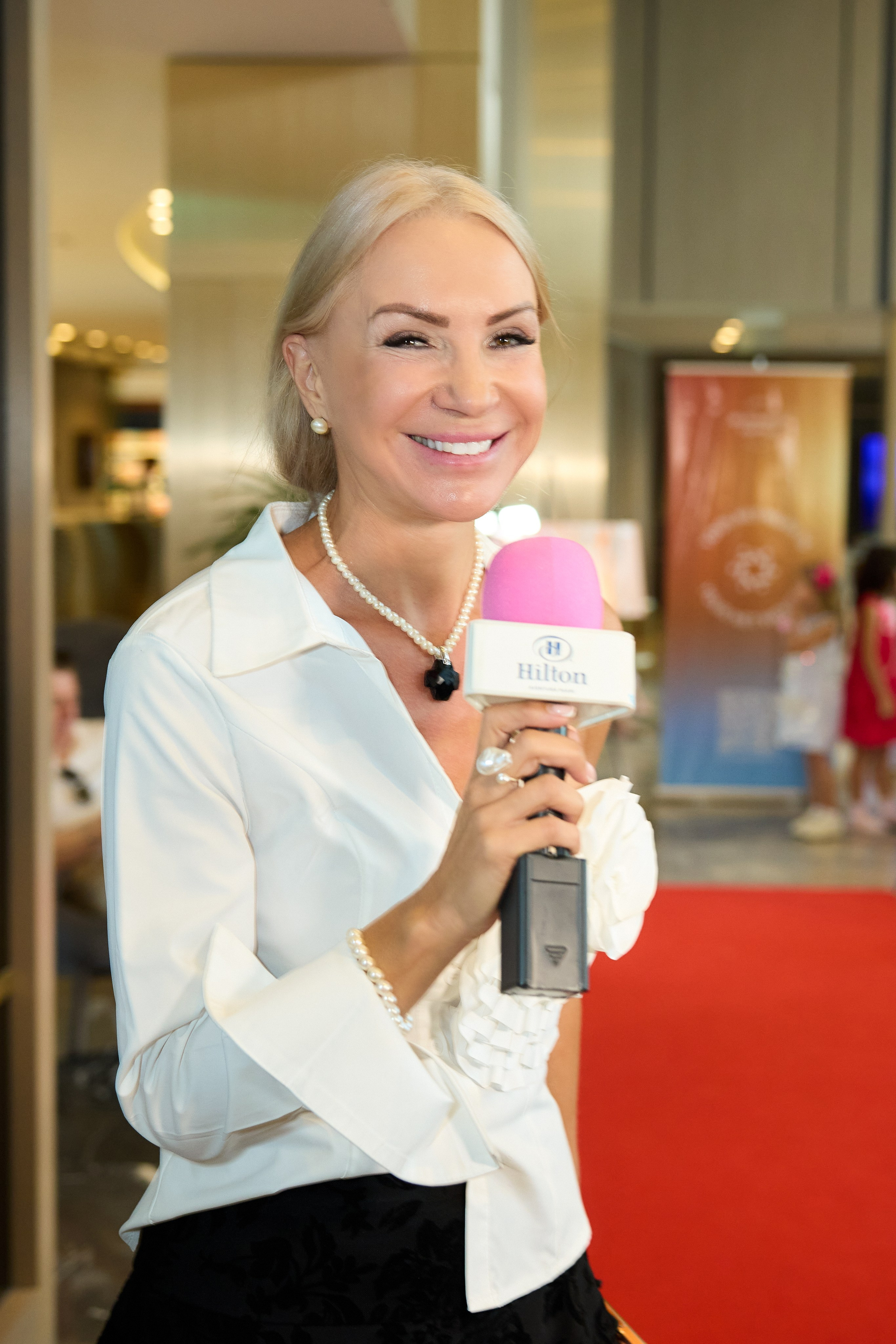 Авторская благотворительная художественная выставка Дианы Бортник. Фотограф Юлия Маковеева