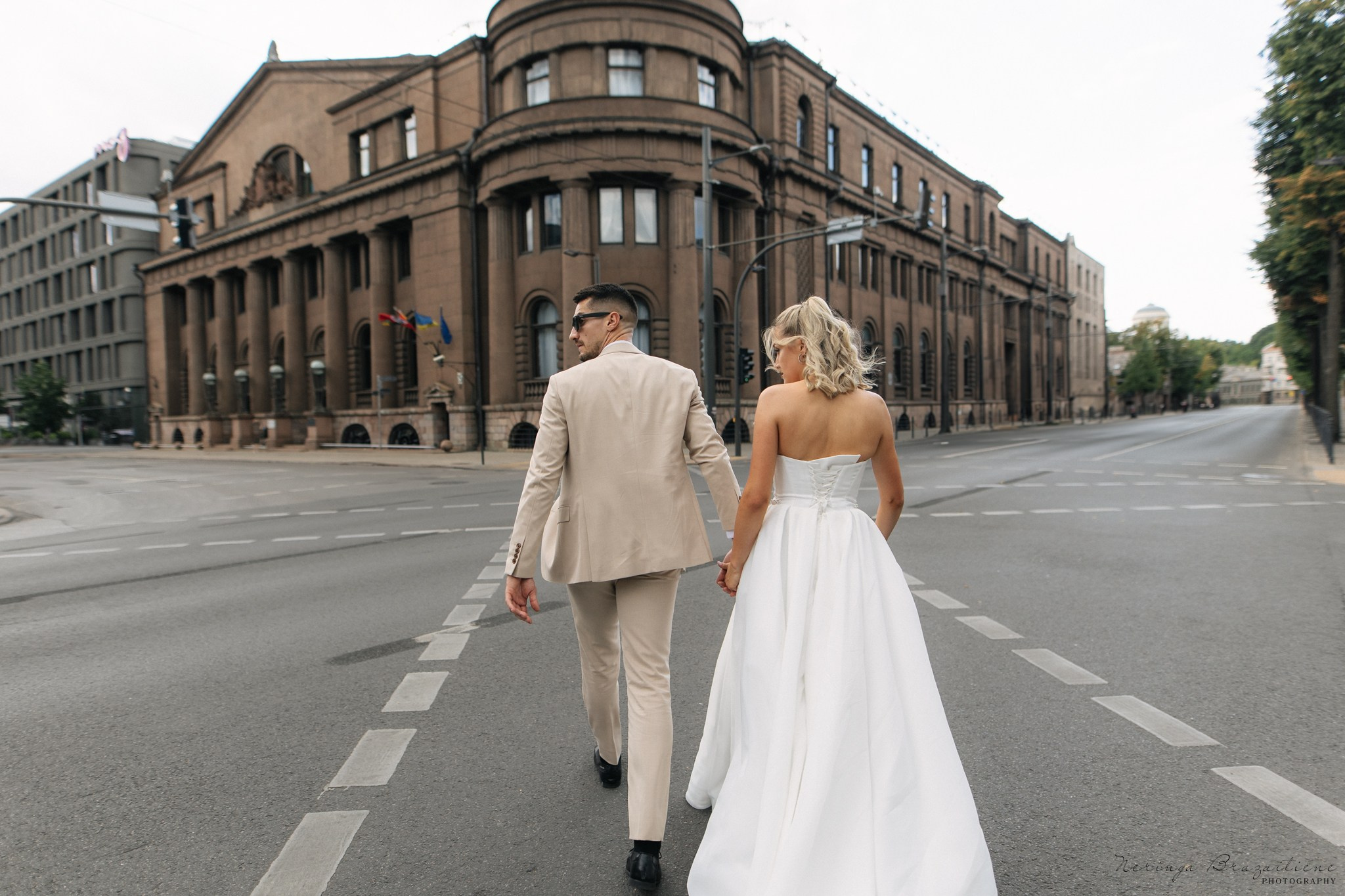 Vestuvinė fotosesija Kaune, Vienybės aikštėje, prie Lietuvos banko
