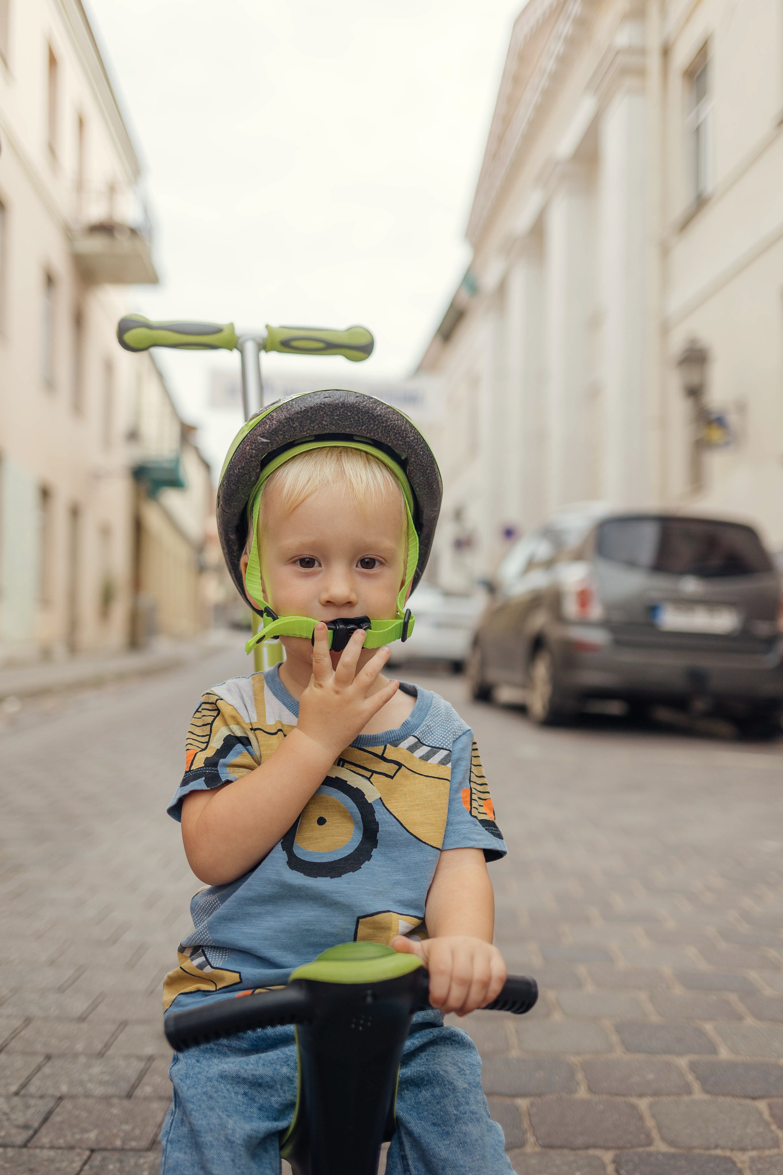 Along the streets of Vilnius in lifestyle style. Family photographer in Vilnuis Svetlana Naumova