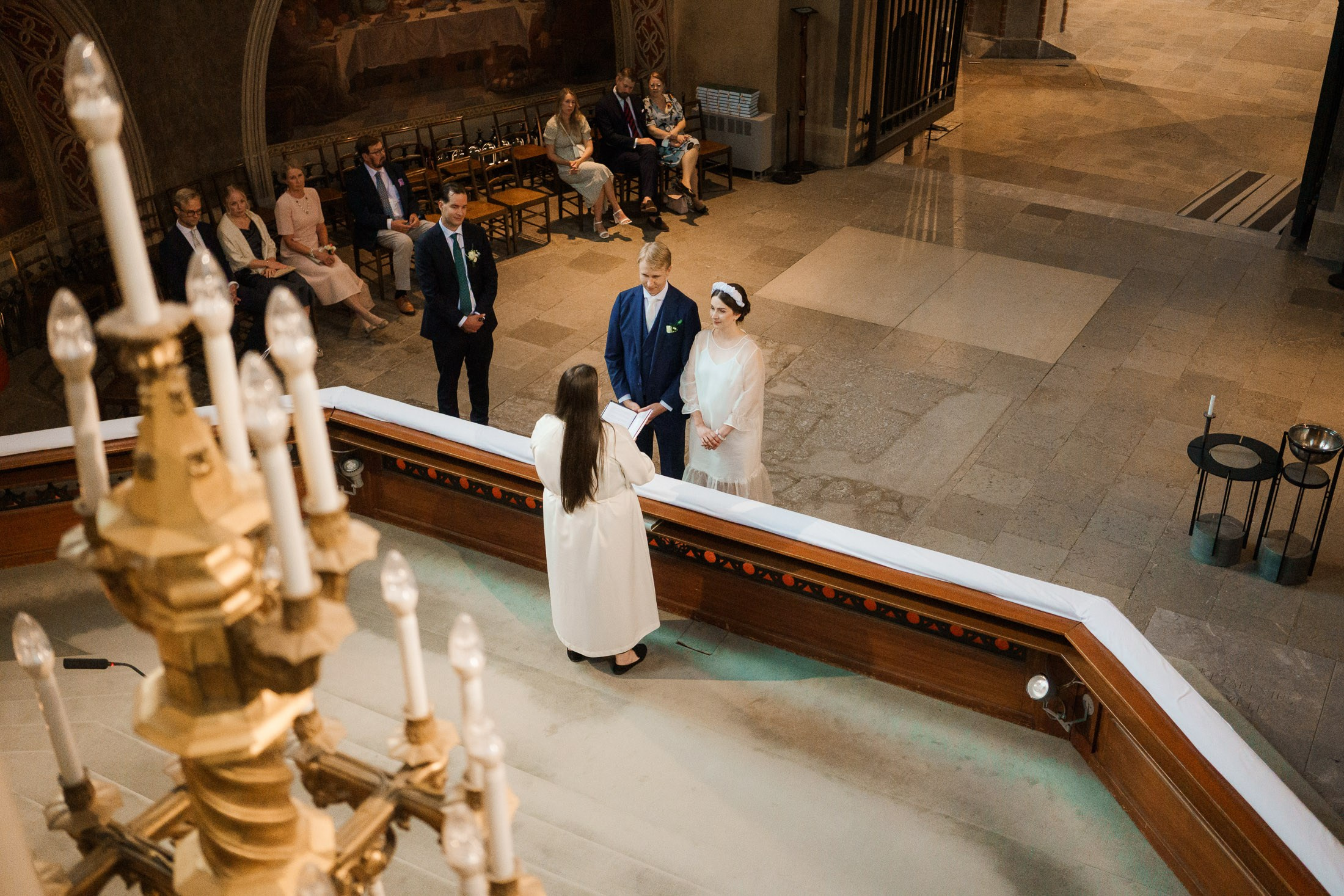 Morsian ja sulhanen seisovat alttarilla Turun tuomion kirkossa, kuva ylhäältä