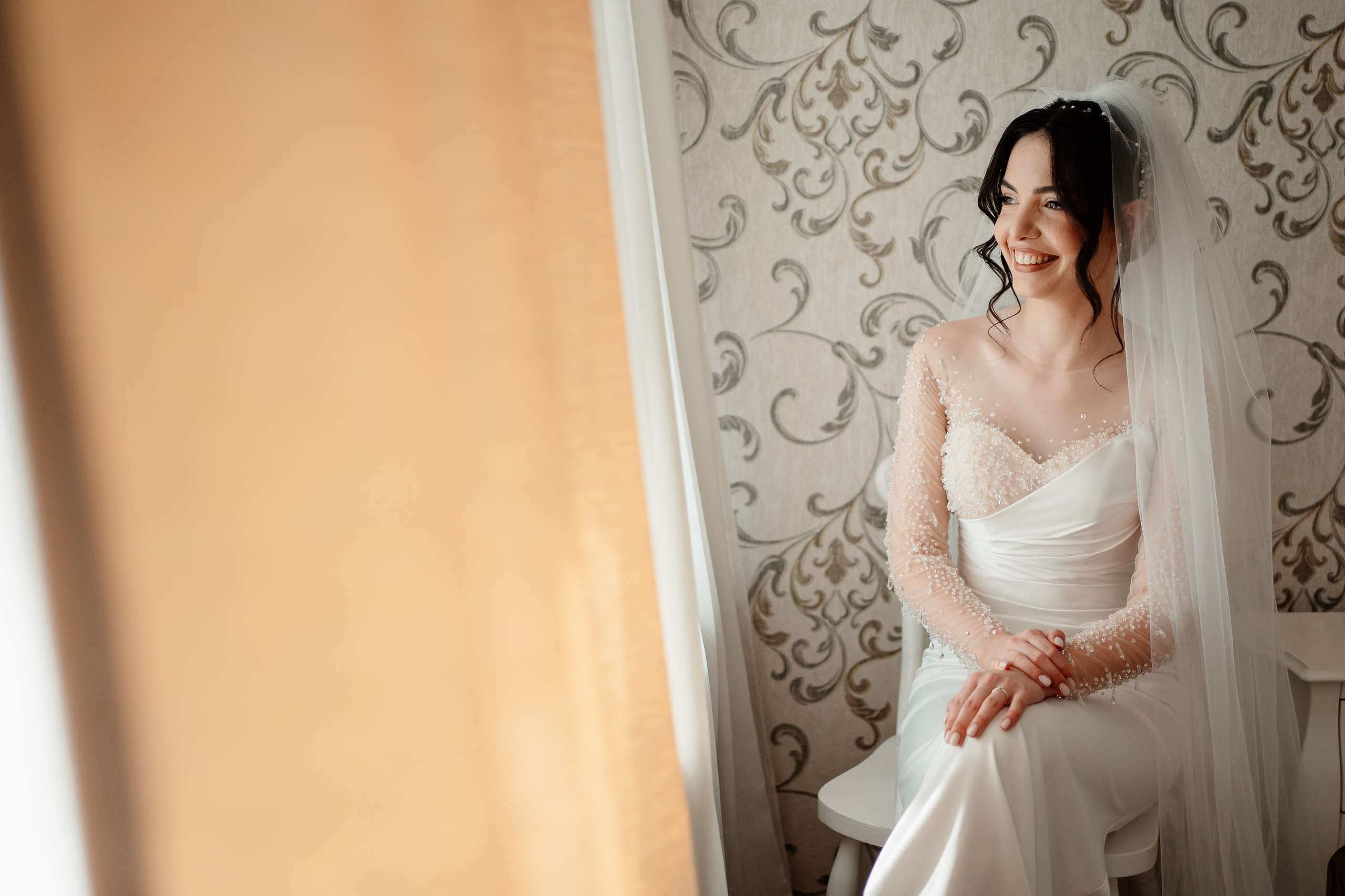 Moment emoționant între miri în ziua nunții, surprins într-un cadru natural și romantic, la Drobeta Turnu Severin. Fotografie de nuntă profesională, editată artistic pentru a evidenția emoția și eleganța evenimentului.