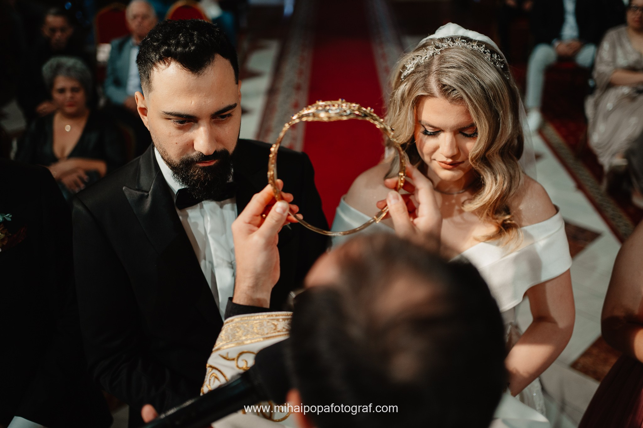 Moment emoționant între miri în ziua nunții, surprins într-un cadru natural și romantic, la Daimon Events. Fotografie de nuntă profesională, editată artistic pentru a evidenția emoția și eleganța evenimentului.