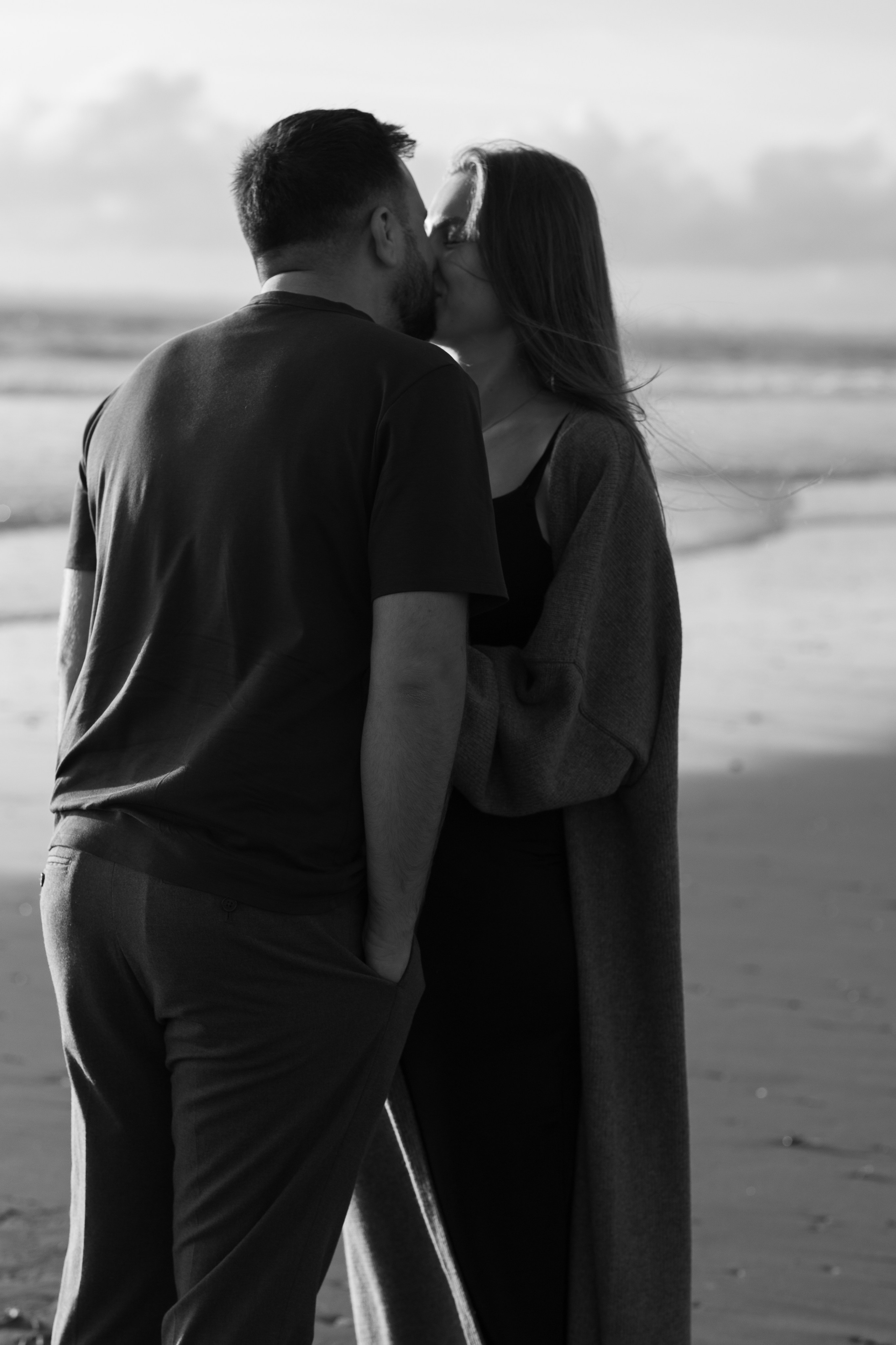 Sunset maternity photoshoot. Annah Louwagie — Lifestyle photographer for couples, families & brands | France & worldwide