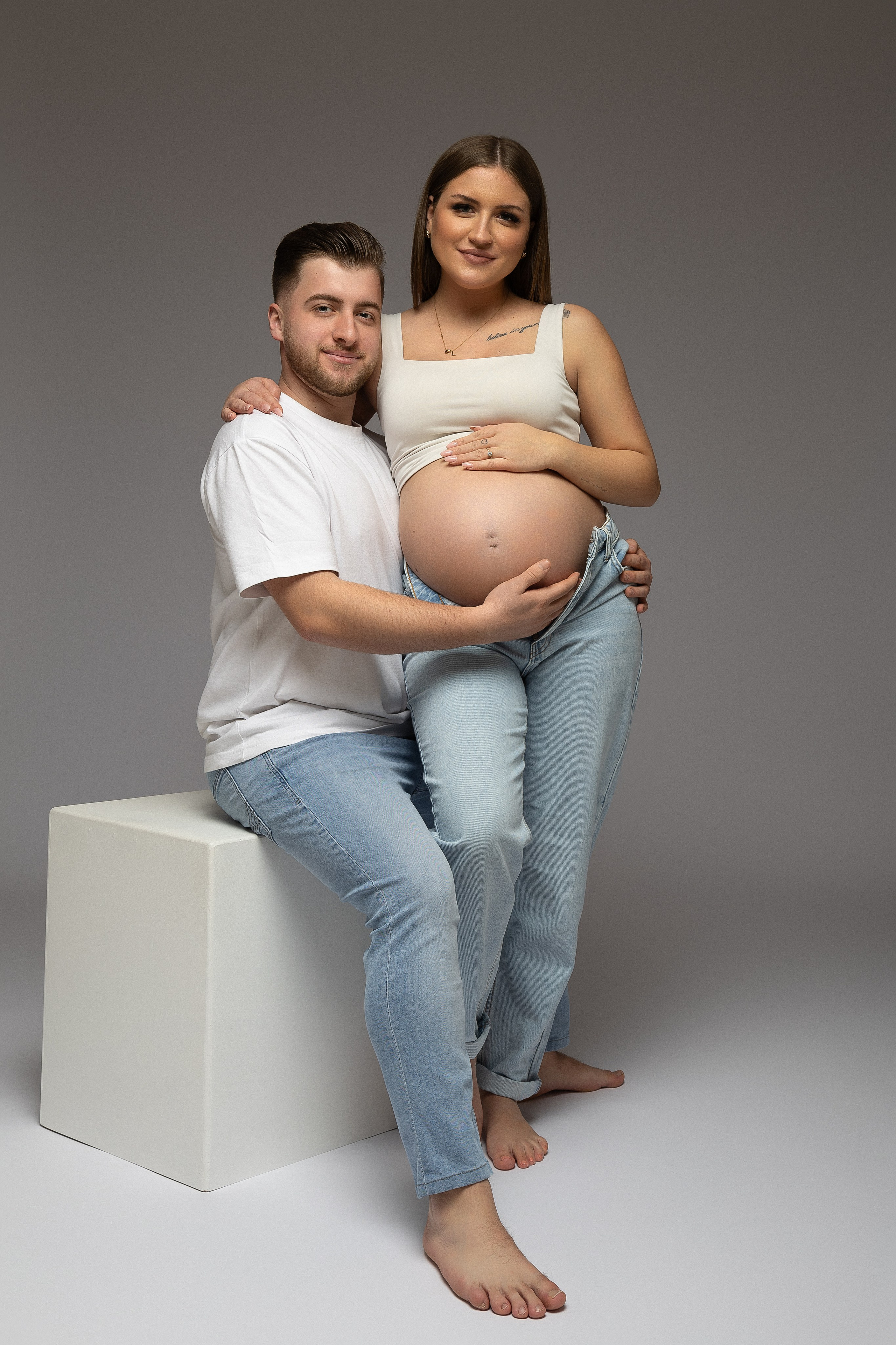 Verliebte Umarmung – Paarshooting zur Schwangerschaft im Studio