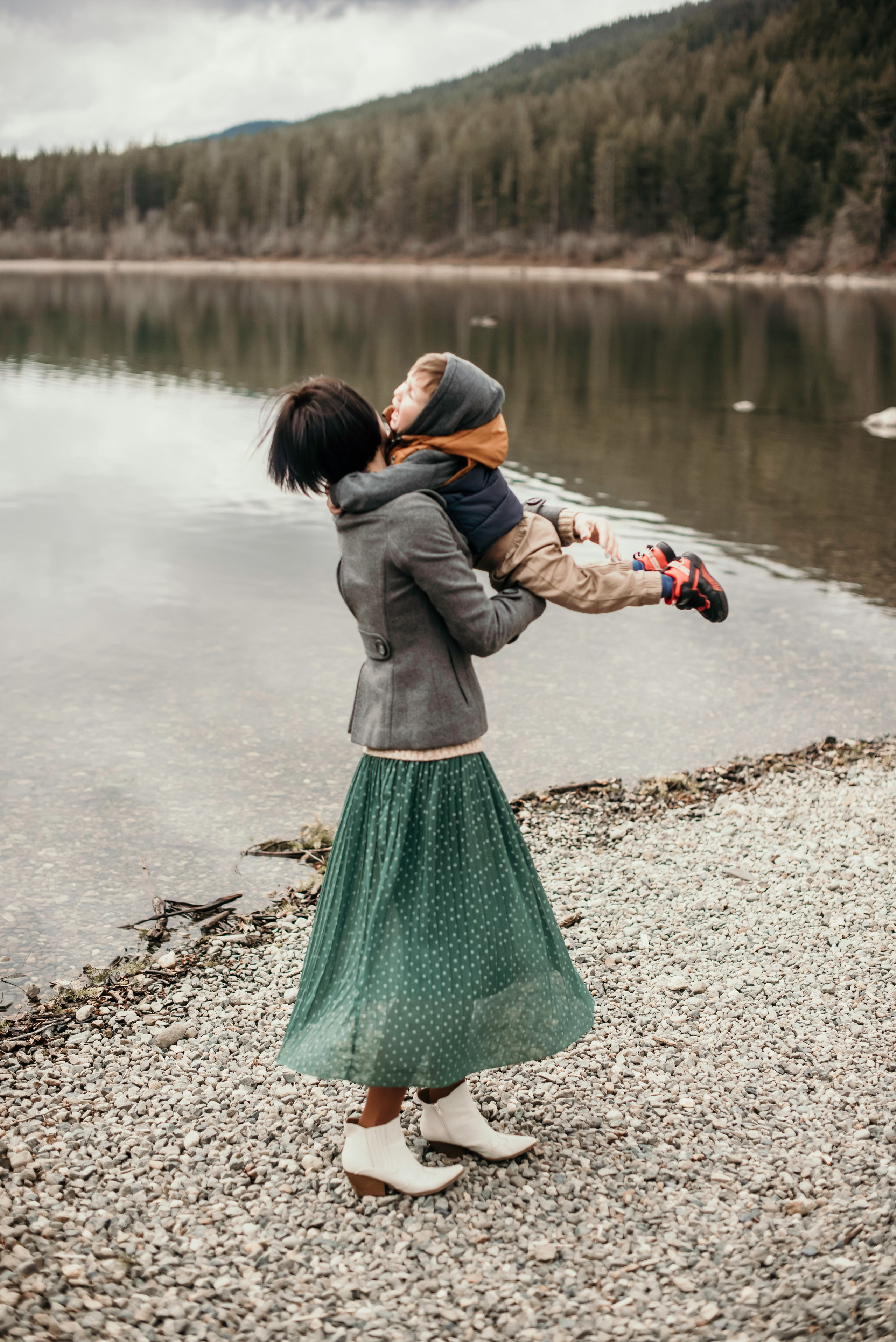 A walk by the water. Newborn, pregnancy, family photographer in New Jersey
