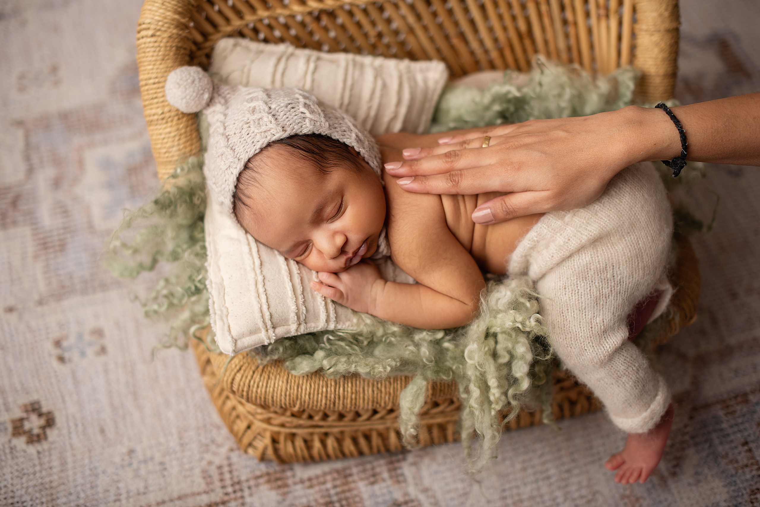 Mr Cute. Newborn, pregnancy, family photographer in New Jersey