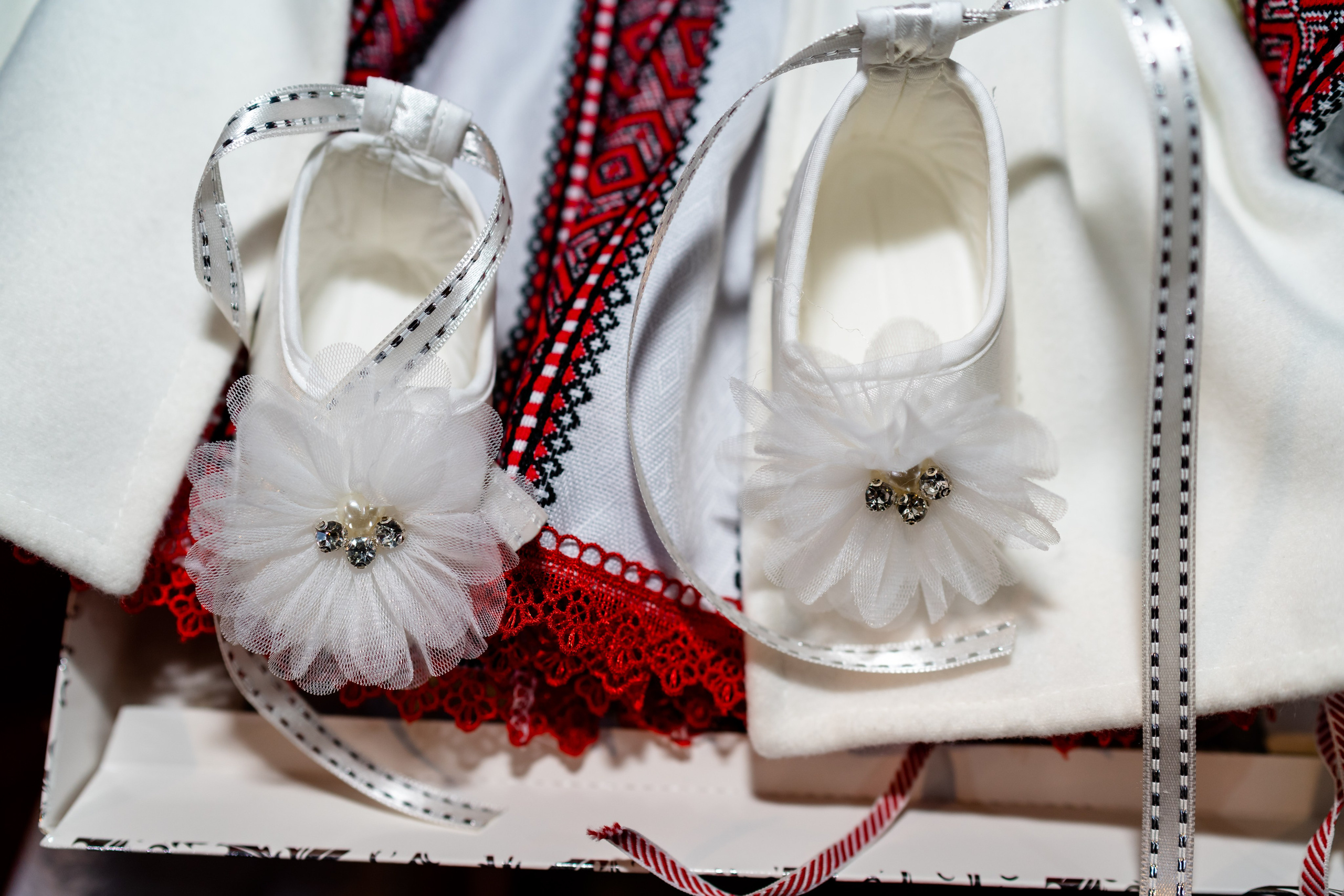 “Bebeluș botezat în biserică, ținut în brațe de nași”	•	“Detaliu cu lumânarea de botez decorată cu flori albe”	•	“Părinți emoționați alături de copilul lor la ceremonia de botez”	•	“Masa festivă de botez cu decor tematic și tort personalizat”	•	“Momentul în care preotul toarnă apă sfințită pe fruntea bebelușului”	“Bebeluș în rochie albă de botez, zâmbind în brațele mamei”	•	“Detaliu cu cruciulița de botez așezată pe o pernă de satin”	•	“Părinți și nași aprinzând lumânările în timpul ceremoniei de botez”	•	“Tort de botez decorat cu figurine tematice și numele copilului”	•	“Copil botezat dormind liniștit în pătuțul decorat festiv”	•	“Momentul în care preotul binecuvântează copilul în fața altarului”	•	“Invitați adunându-se în jurul mesei festive la petrecerea de botez”	•	“Bebeluș ținând în mână o jucărie personalizată primită la botez”	•	“Familie fericită pozând împreună după ceremonia de botez”	•	“Decor tematic cu baloane și flori la locația petrecerii de botez” fotograf Botoșani fotograf evenimente fotograf botez Alin Chirila fotograf alinofotostudio,- Preotul ținându-l pe micuțul Mathias Gabriel la botez, în biserica Înălțarea Domnului, Copălău  - Detalii de la botezul lui Mathias – lumânare, trusou și icoană  - Familia lui Mathias Gabriel alături de micuț, în ziua botezului  - Portret emoționant cu mama și bebelușul în brațe, în biserică,fotograf profesionist evenimente Botoșani, Iași, Suceava, Fălticeni, Bacău, Pașcani, Roman - AlinoFotoStudio by Alin Chirilă - servicii foto nuntă, botez, cununie, ședințe foto creative, albume personalizate, fotografii emoționante și calitative pentru cele mai importante momente din viață,fotograf nuntă Botoșani Alin Chirilă,  ședință foto botez Iași - AlinoFotoStudio,  servicii fotograf profesionist evenimente Suceava,  fotograf cununie civilă Fălticeni - Alin Chirilă,  album foto nuntă personalizat Bacău.“Bebeluș botezat în biserică, ținut în brațe de nași”	•	“Detaliu cu lumânarea de botez decorată cu flori albe”	•	“Părinți emoționați alături de copilul lor la ceremonia de botez”	•	“Masa festivă de botez cu decor tematic și tort personalizat”	•	“Momentul în care preotul toarnă apă sfințită pe fruntea bebelușului”	“Bebeluș în rochie albă de botez, zâmbind în brațele mamei”	•	“Detaliu cu cruciulița de botez așezată pe o pernă de satin”	•	“Părinți și nași aprinzând lumânările în timpul ceremoniei de botez”	•	“Tort de botez decorat cu figurine tematice și numele copilului”	•	“Copil botezat dormind liniștit în pătuțul decorat festiv”	•	“Momentul în care preotul binecuvântează copilul în fața altarului”	•	“Invitați adunându-se în jurul mesei festive la petrecerea de botez”	•	“Bebeluș ținând în mână o jucărie personalizată primită la botez”	•	“Familie fericită pozând împreună după ceremonia de botez”	•	“Decor tematic cu baloane și flori la locația petrecerii de botez” fotograf Botoșani fotograf evenimente fotograf botez Alin Chirila fotograf alinofotostudio.fotograf botez Amelis Maria, fotografie botez Botoșani, fotograf Alin Chirilă, amintiri botez, fotografii botez, botez Amelis Maria, fotograf copii, fotografie botez în Botoșani,