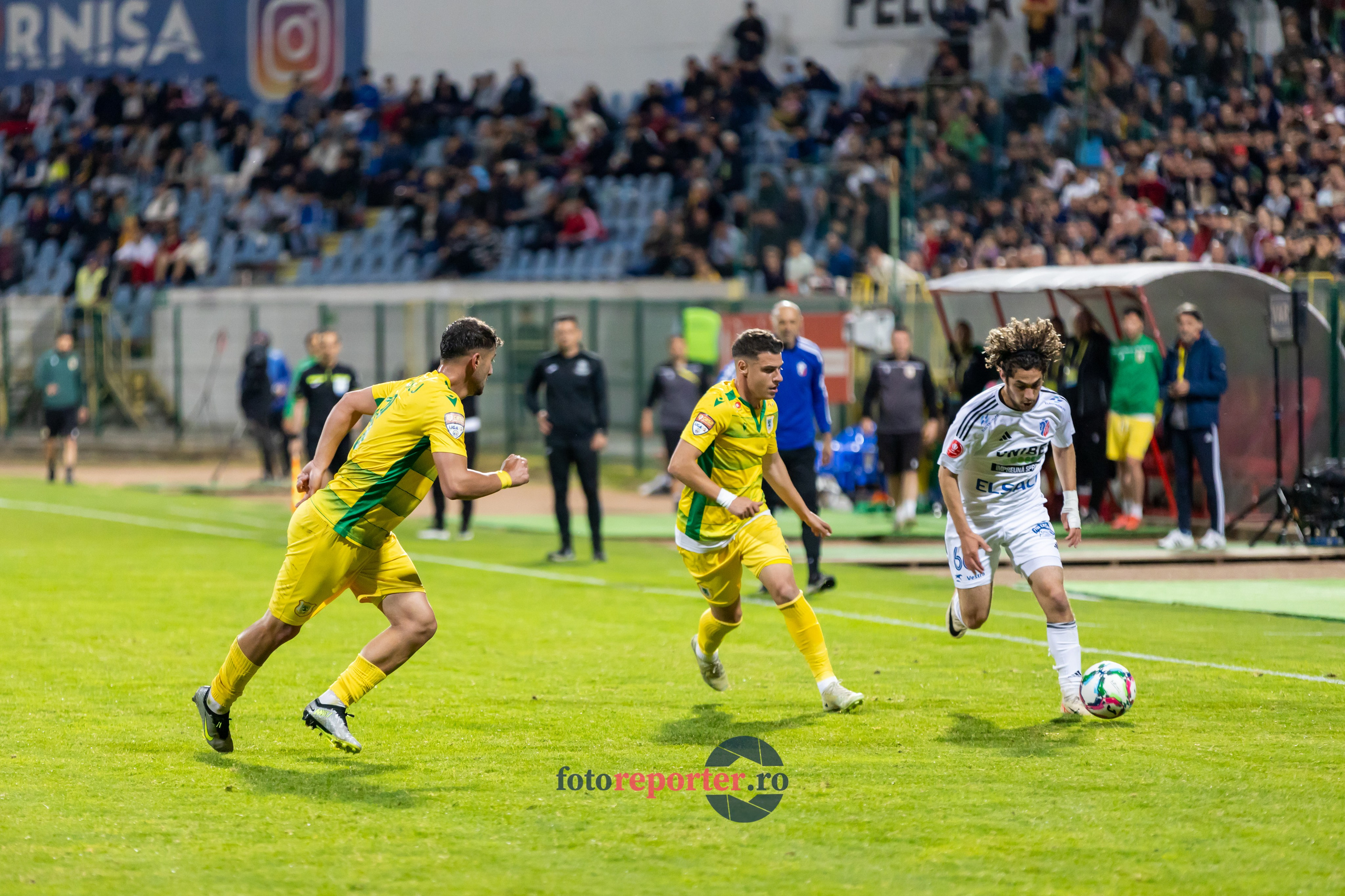 Galerie Foto: FC Botoșani vs. CS Mioveni - Pe 17 mai 2024, am fost martorii unei partide incredibile între FC Botoșani și CS Mioveni, în prima manșă a barajului pentru evitarea retrogradării. În fața unui stadion plin de emoție și speranță, echipa noastră a obținut o victorie importantă, cu un gol marcat de Aldair în minutul 93. 💪 *FC Botoșani 1-0 CS Mioveni*⚽️ Urmăriți momentele cheie ale meciului și bucuria suporterilor în această galerie foto! Pregătiți-vă pentru meciul de retur de pe 24 mai, când vom lupta din nou pentru a rămâne în prima ligă.#FCBotoșani #CSMioveni #BarajRetrogradare #ForzaBotoșani 