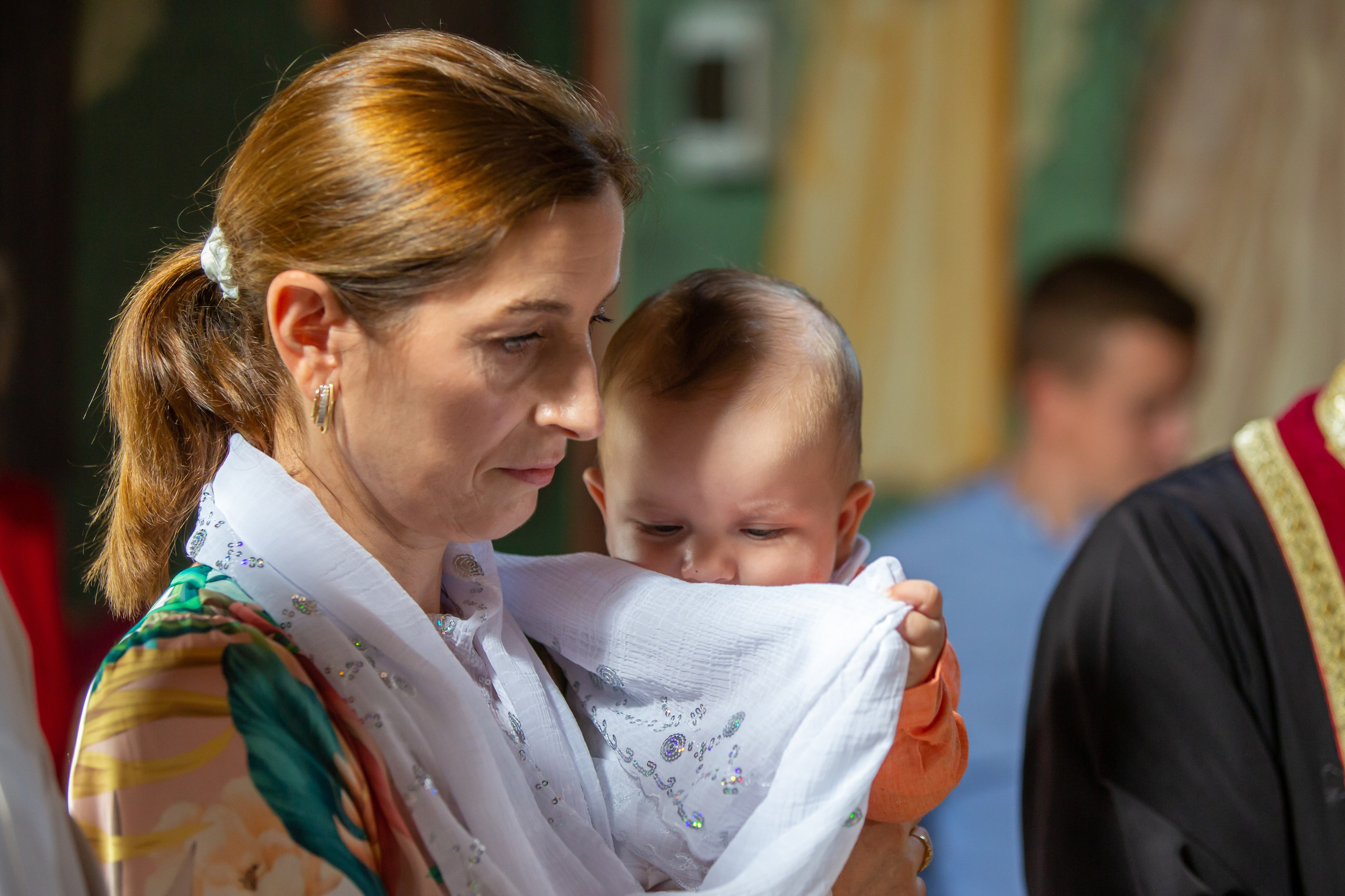 “Bebeluș botezat în biserică, ținut în brațe de nași”	•	“Detaliu cu lumânarea de botez decorată cu flori albe”	•	“Părinți emoționați alături de copilul lor la ceremonia de botez”	•	“Masa festivă de botez cu decor tematic și tort personalizat”	•	“Momentul în care preotul toarnă apă sfințită pe fruntea bebelușului”	“Bebeluș în rochie albă de botez, zâmbind în brațele mamei”	•	“Detaliu cu cruciulița de botez așezată pe o pernă de satin”	•	“Părinți și nași aprinzând lumânările în timpul ceremoniei de botez”	•	“Tort de botez decorat cu figurine tematice și numele copilului”	•	“Copil botezat dormind liniștit în pătuțul decorat festiv”	•	“Momentul în care preotul binecuvântează copilul în fața altarului”	•	“Invitați adunându-se în jurul mesei festive la petrecerea de botez”	•	“Bebeluș ținând în mână o jucărie personalizată primită la botez”	•	“Familie fericită pozând împreună după ceremonia de botez”	•	“Decor tematic cu baloane și flori la locația petrecerii de botez” fotograf Botoșani fotograf evenimente fotograf botez Alin Chirila fotograf alinofotostudio,- Preotul ținându-l pe micuțul Mathias Gabriel la botez, în biserica Înălțarea Domnului, Copălău  - Detalii de la botezul lui Mathias – lumânare, trusou și icoană  - Familia lui Mathias Gabriel alături de micuț, în ziua botezului  - Portret emoționant cu mama și bebelușul în brațe, în biserică,fotograf profesionist evenimente Botoșani, Iași, Suceava, Fălticeni, Bacău, Pașcani, Roman - AlinoFotoStudio by Alin Chirilă - servicii foto nuntă, botez, cununie, ședințe foto creative, albume personalizate, fotografii emoționante și calitative pentru cele mai importante momente din viață,fotograf nuntă Botoșani Alin Chirilă,  ședință foto botez Iași - AlinoFotoStudio,  servicii fotograf profesionist evenimente Suceava,  fotograf cununie civilă Fălticeni - Alin Chirilă,  album foto nuntă personalizat Bacău.“Bebeluș botezat în biserică, ținut în brațe de nași”	•	“Detaliu cu lumânarea de botez decorată cu flori albe”	•	“Părinți emoționați alături de copilul lor la ceremonia de botez”	•	“Masa festivă de botez cu decor tematic și tort personalizat”	•	“Momentul în care preotul toarnă apă sfințită pe fruntea bebelușului”	“Bebeluș în rochie albă de botez, zâmbind în brațele mamei”	•	“Detaliu cu cruciulița de botez așezată pe o pernă de satin”	•	“Părinți și nași aprinzând lumânările în timpul ceremoniei de botez”	•	“Tort de botez decorat cu figurine tematice și numele copilului”	•	“Copil botezat dormind liniștit în pătuțul decorat festiv”	•	“Momentul în care preotul binecuvântează copilul în fața altarului”	•	“Invitați adunându-se în jurul mesei festive la petrecerea de botez”	•	“Bebeluș ținând în mână o jucărie personalizată primită la botez”	•	“Familie fericită pozând împreună după ceremonia de botez”	•	“Decor tematic cu baloane și flori la locația petrecerii de botez” fotograf Botoșani fotograf evenimente fotograf botez Alin Chirila fotograf alinofotostudio.fotograf botez Amelis Maria, fotografie botez Botoșani, fotograf Alin Chirilă, amintiri botez, fotografii botez, botez Amelis Maria, fotograf copii, fotografie botez în Botoșani,