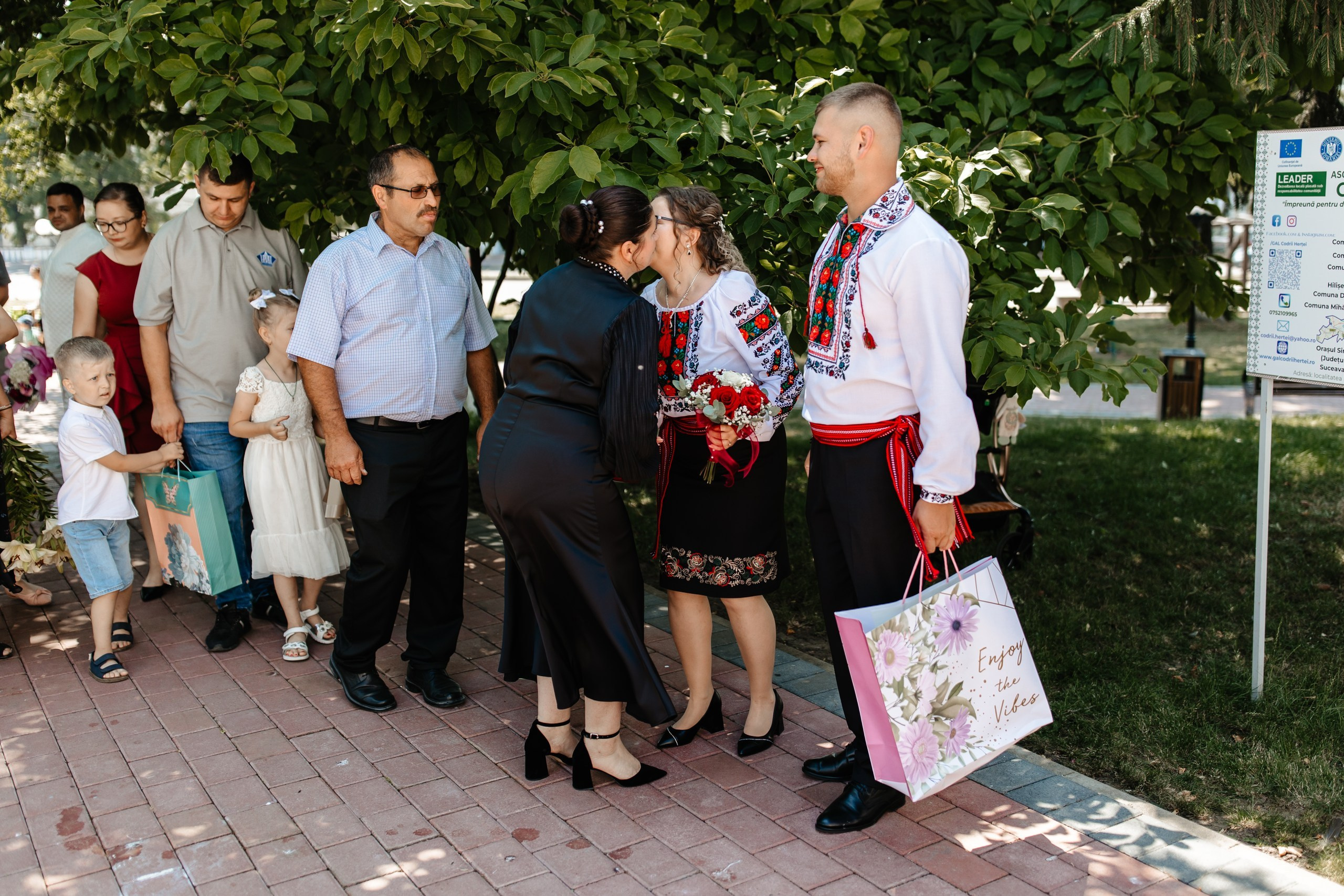 Fotograf stare civilă Siret – Andrei & Andreea în ie tradițională din Bucovina | AlinoFotoStudio