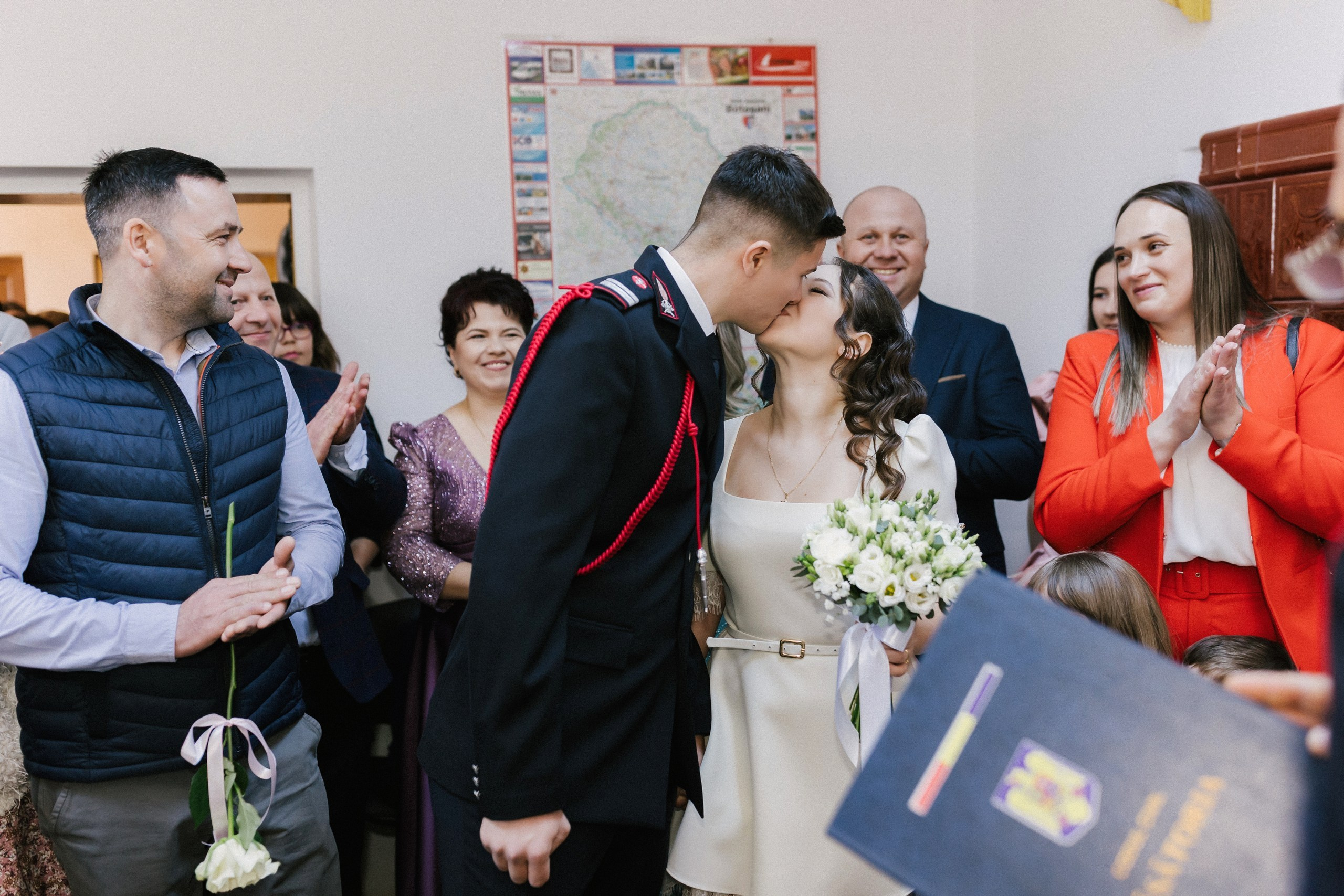 Povestitor prin fotografie - Fotograf nuntă Botoșani  – Alin Chirilă -* Gabriel și Denisa la starea civilă în Unțeni Botoșani, fotografie de cuplu pe scări elegante, Alin Chirilă fotograf* Mire și mireasă după cununia civilă în comuna Unțeni Botoșani, ședință foto realizată de AlinoFotoStudio* Fotograf stare civilă Botoșani, Gabriel și Denisa privindu-se cu drag pe scările locației de eveniment* Cuplu proaspăt căsătorit la cununia civilă Unțeni, fotografie romantică realizată de Alin Chirilă fotograf* Gabriel și Denisa după ceremonia civilă, ședință foto la Restaurant Luceafărul Popas Cucorăni* Fotograf evenimente Botoșani, stare civilă Unțeni, mire și mireasă în cadru elegant și luminos* Mire în uniformă și mireasă cu buchet alb, fotografie de nuntă civilă în județul Botoșani* AlinoFotoStudio portret de cuplu la stare civilă, Gabriel și Denisa în ziua logodnei civile* Fotograf cununie civilă Botoșani, moment romantic surprins la Popas Cucorăni Luceafărul* Gabriel și Denisa și-au spus da la Unțeni Botoșani, amintiri fotografice naturale și elegante* Mireasă cu păr ondulat și mire în uniformă militară, fotografie de cuplu la stare civilă* Alin Chirilă povestitor prin fotografie, cununie civilă Gabriel și Denisa în Botoșani* Ședință foto de stare civilă Botoșani, cuplu pe scări decorative într-un cadru rafinat* Fotograf nuntă și stare civilă Suceava Botoșani Iași, Gabriel și Denisa în ziua cea mare* Imagine romantică de la cununia civilă Unțeni, mire și mireasă zâmbind unul către celălalt, fotograf uvertura mall Botoșani, fotograf mall- servicii foto- video Botoșani 