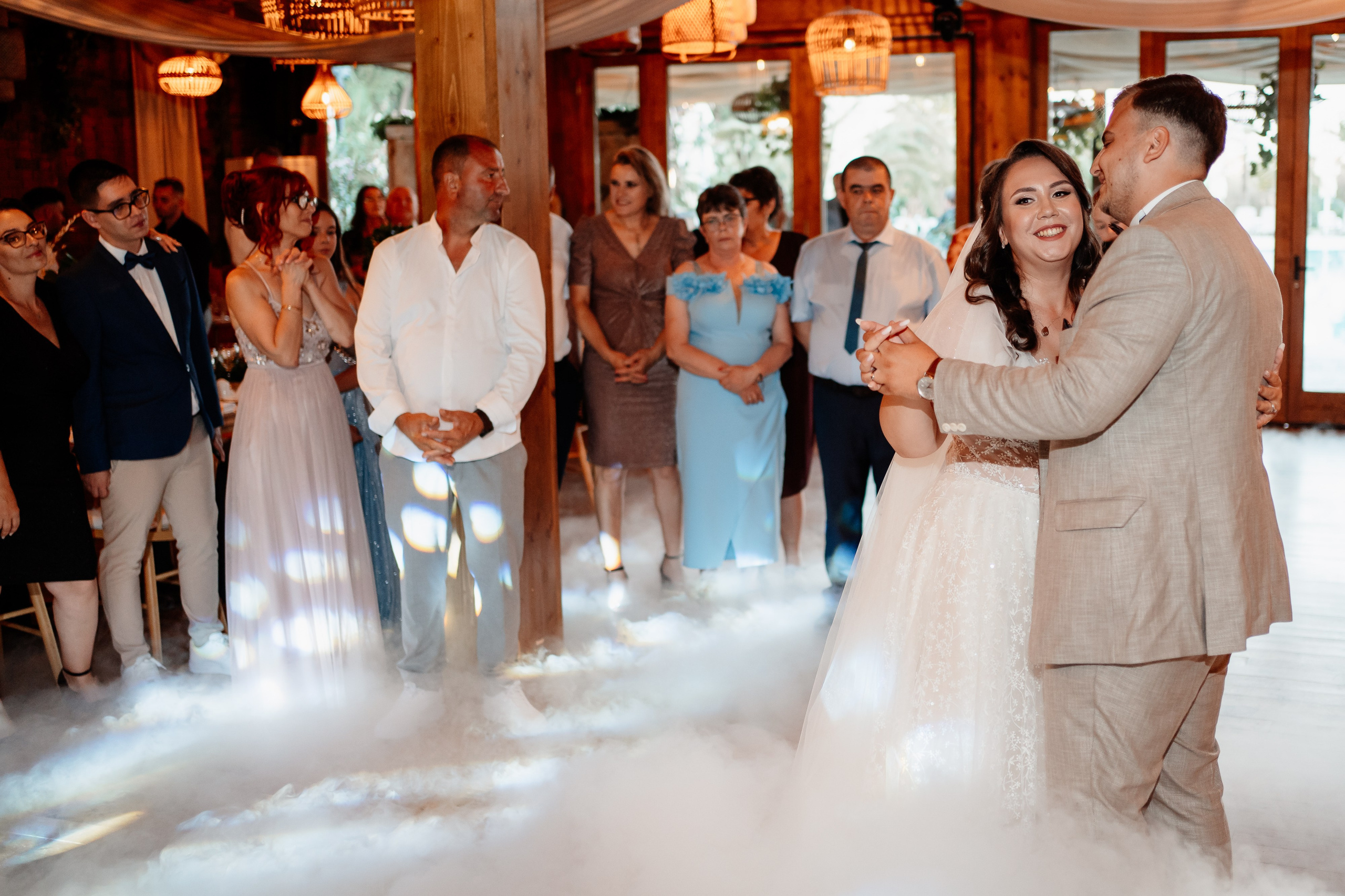 Moment emoționant între miri în ziua nunții, surprins într-un cadru natural și romantic, la Daimon Events. Fotografie de nuntă profesională, editată artistic pentru a evidenția emoția și eleganța evenimentului.