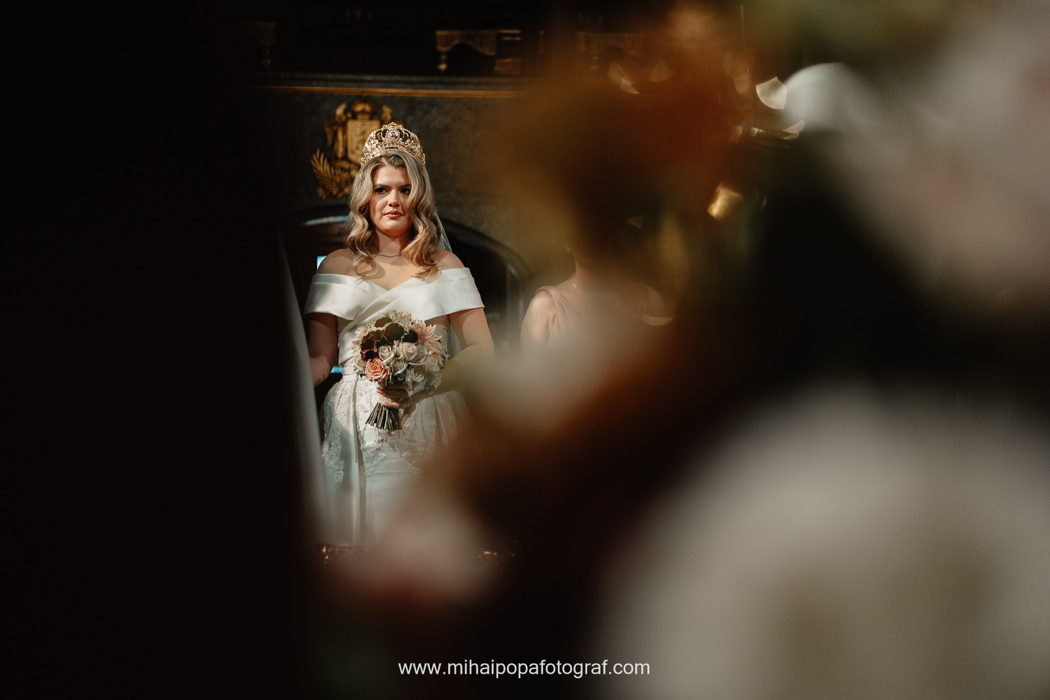 Moment emoționant între miri în ziua nunții, surprins într-un cadru natural și romantic, la Daimon Events. Fotografie de nuntă profesională, editată artistic pentru a evidenția emoția și eleganța evenimentului.