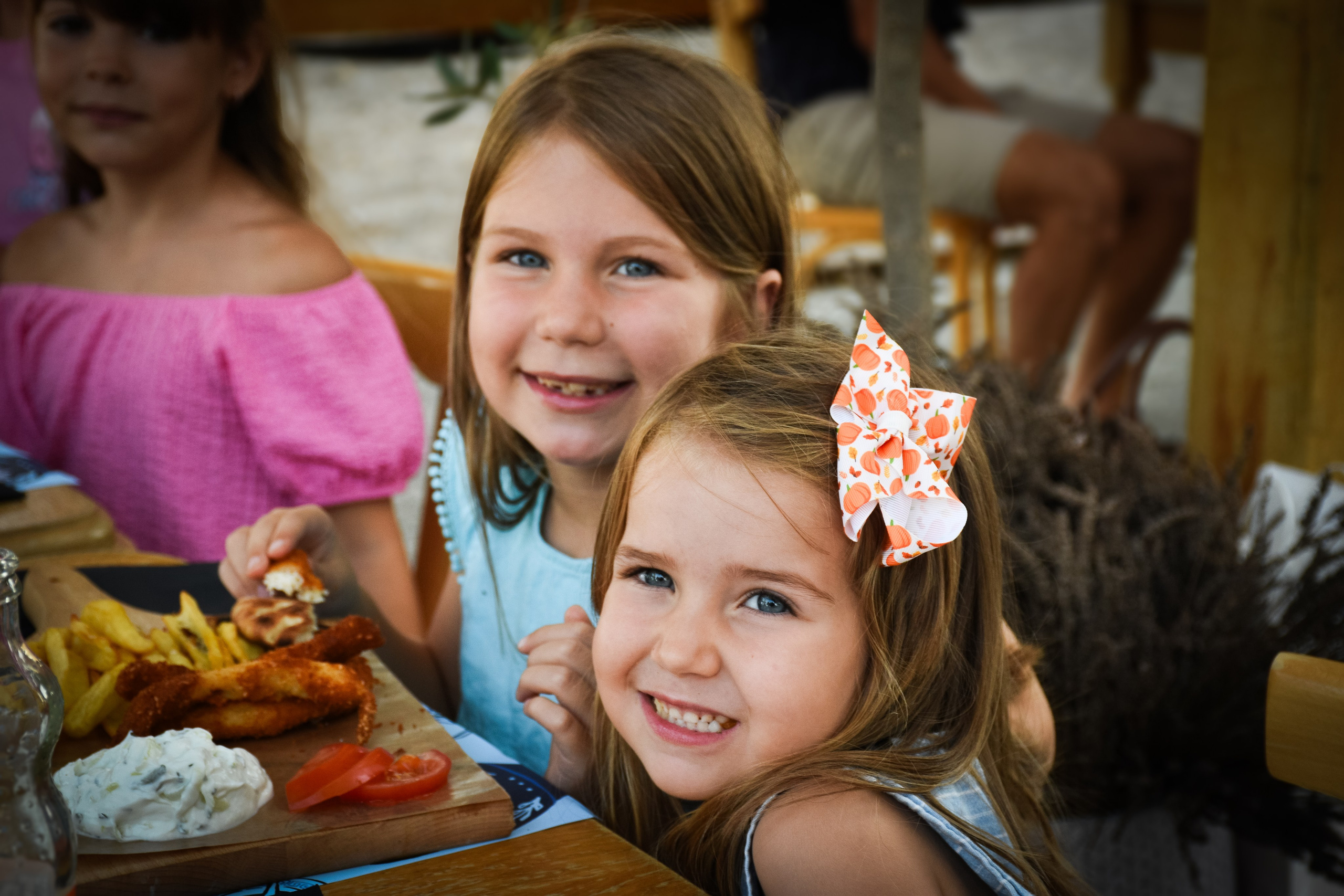 fetite la petrecere de copii