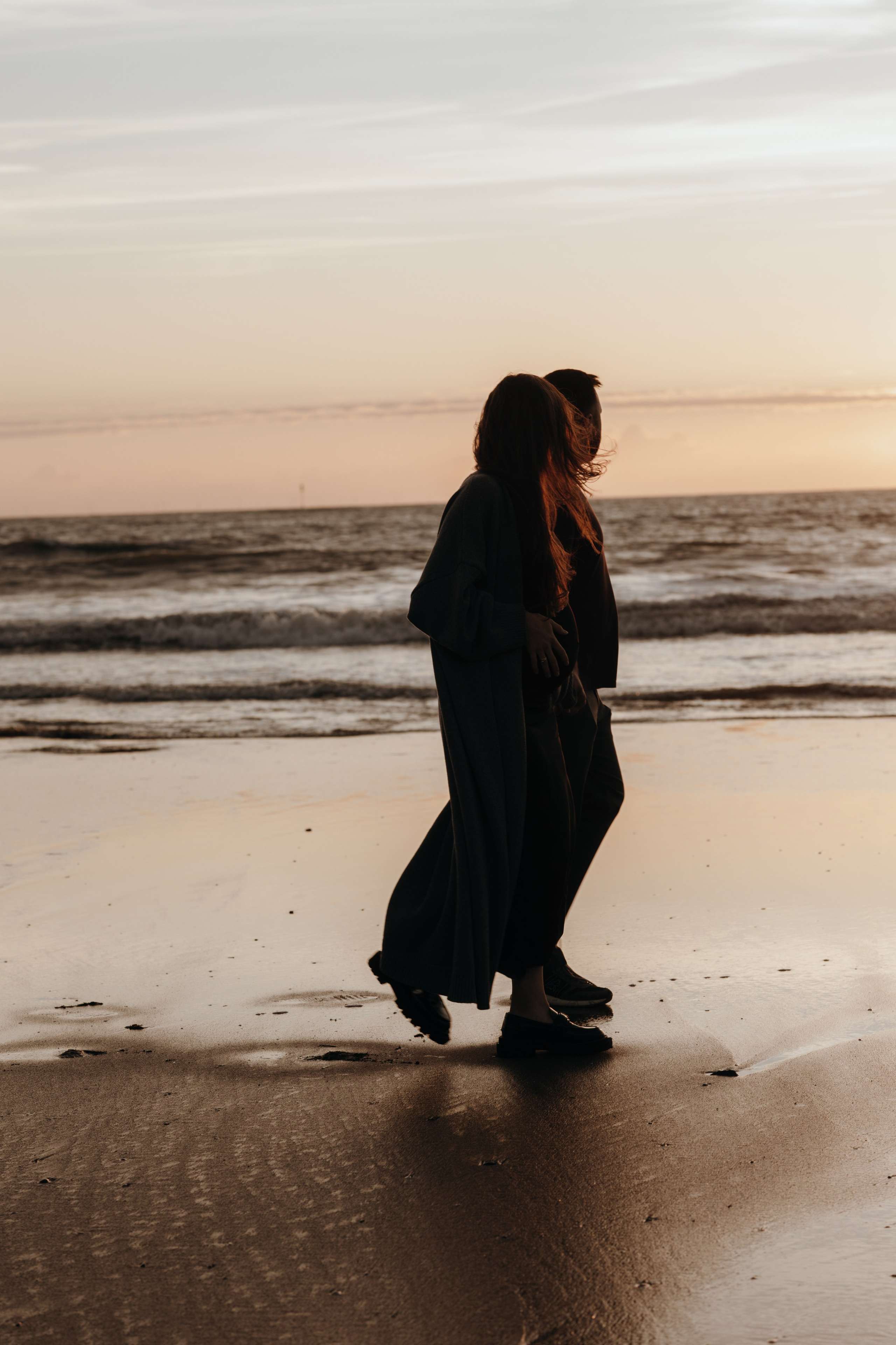 Sunset maternity photoshoot. Annah Louwagie — Lifestyle photographer for couples, families & brands | France & worldwide