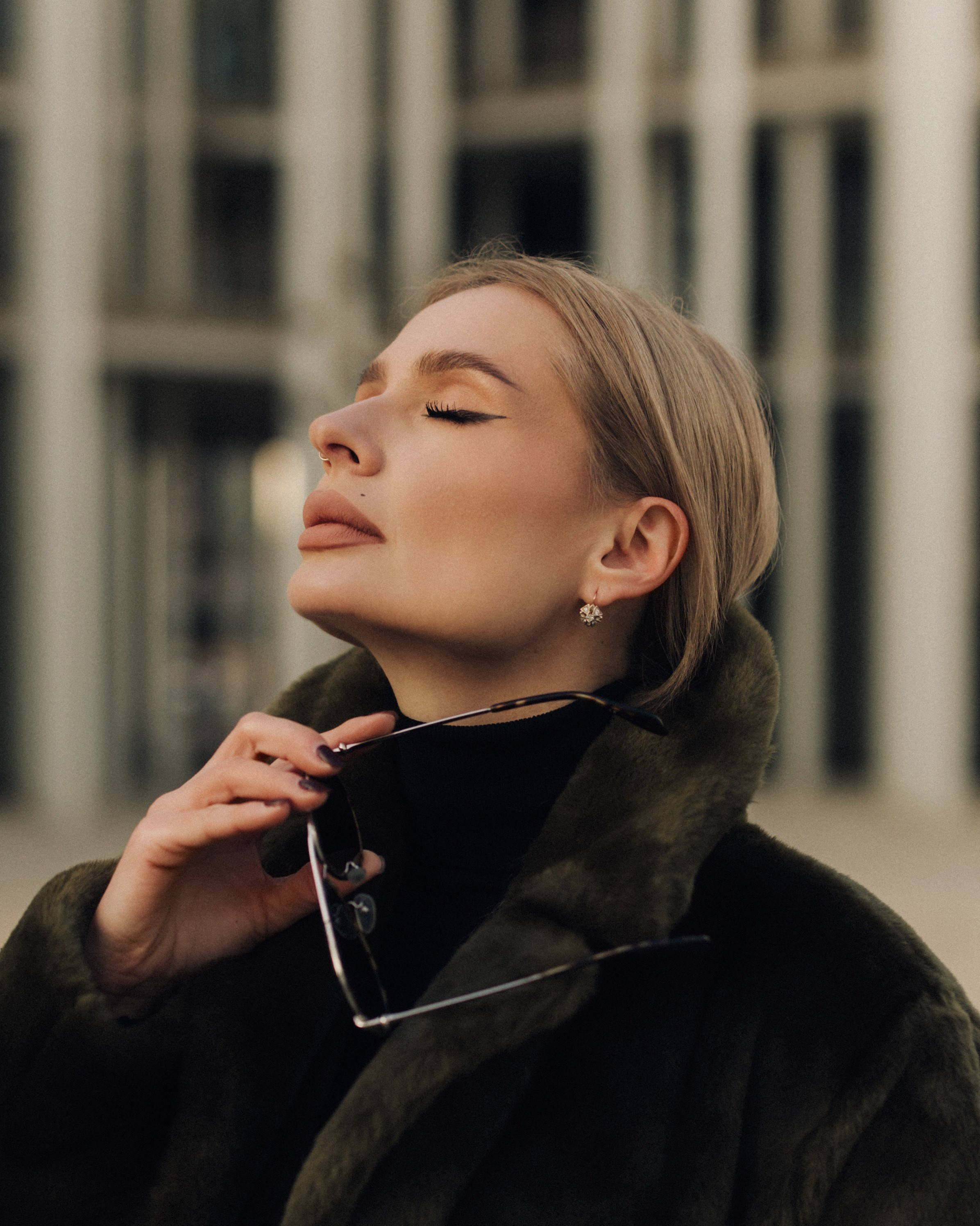 Golden Hour Portrait in Leipzig. Elegant Woman in Fur Coat&Suit. Timeless Photography by Kristina Kozheltsova. Kristina Kozheltsova- Soulful Portrait&Lifestyle&Love Story Photographer in Leipzig, Germany