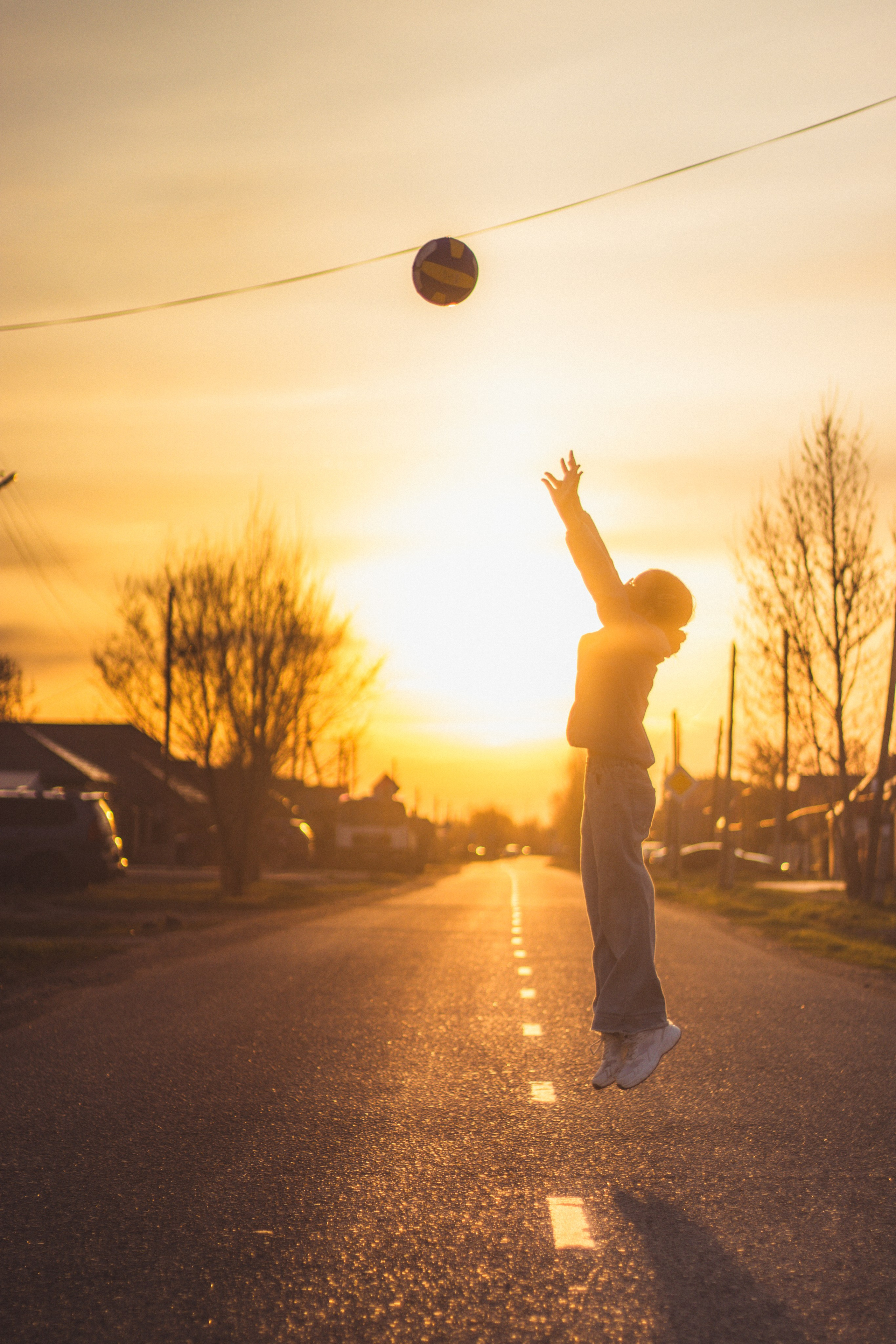 Street fotografie: silueta v protisvětle zapadajícího slunce, fotograf v Praze.