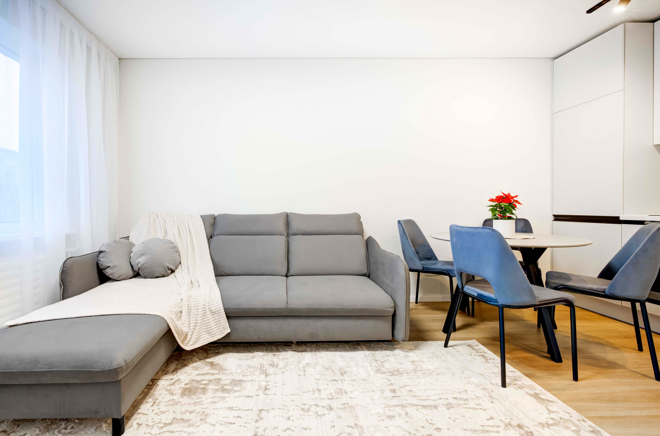 Šviesus svetainės interjeras moderniame bute Medeinos g., Vilniuje – pardavimui