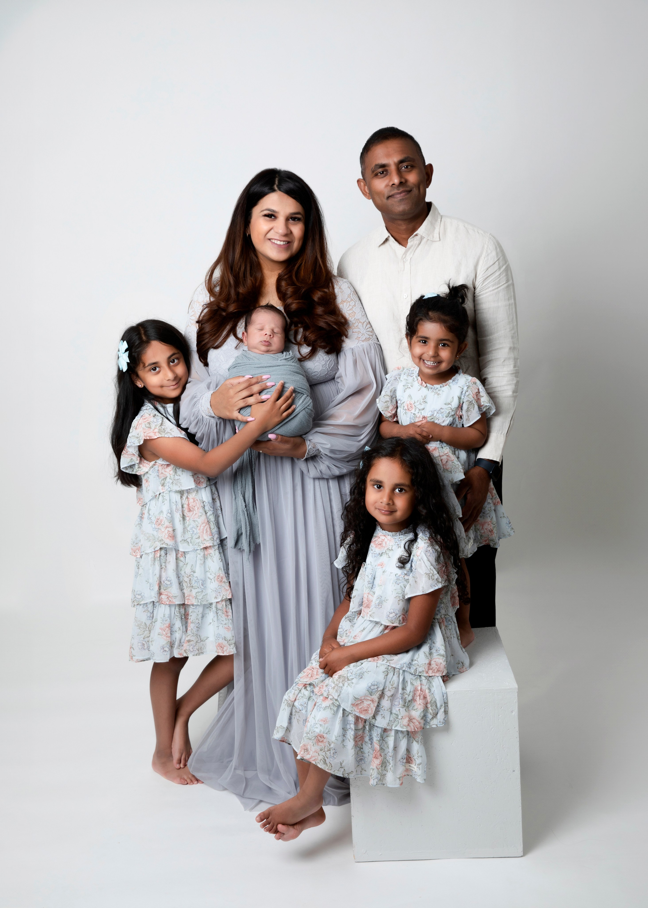 Mamma och bebis delar ett ögonblick av närhet, ett fotografi från fotosessionen full av värme.