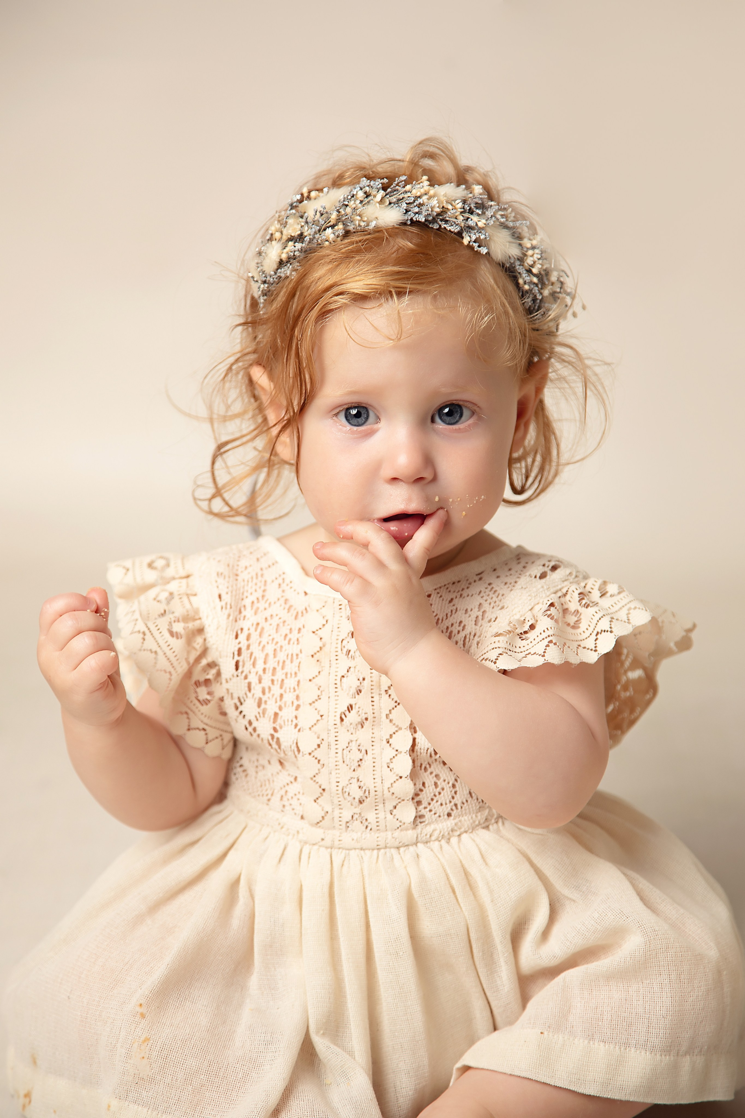 Vår fotostudio är perfekt för att dokumentera familjens glädje, med skratt och leenden från både barn och vuxna.