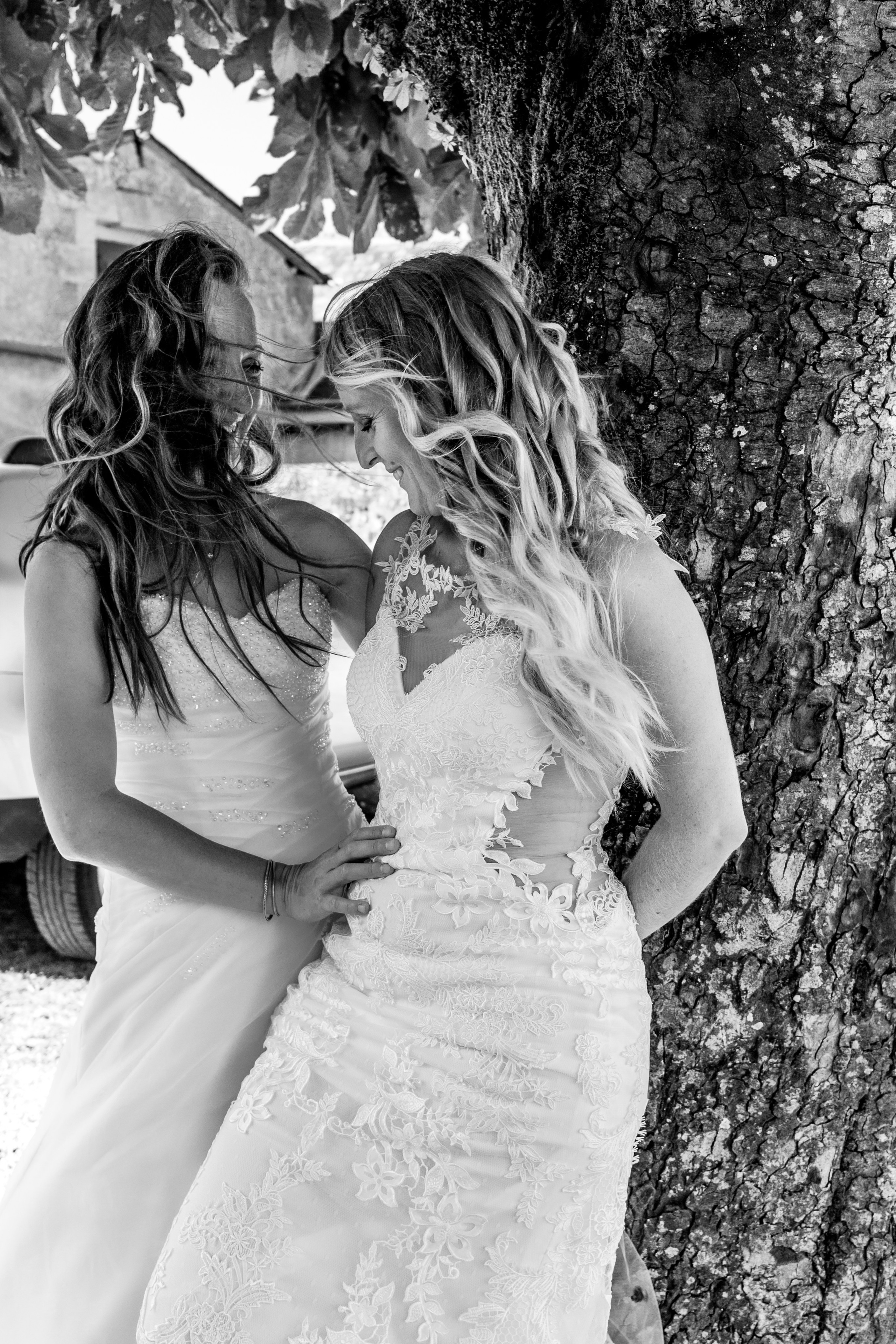 Histoire d’amour entre deux femmes en robes de mariées, regard complice et émotion