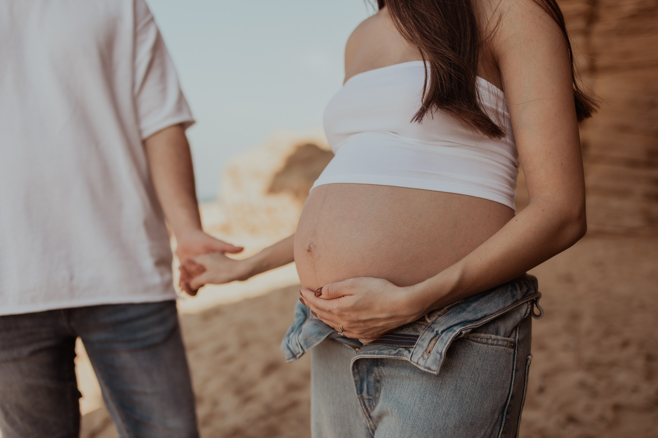 Pregnancy photoshoot at sea. דף בית