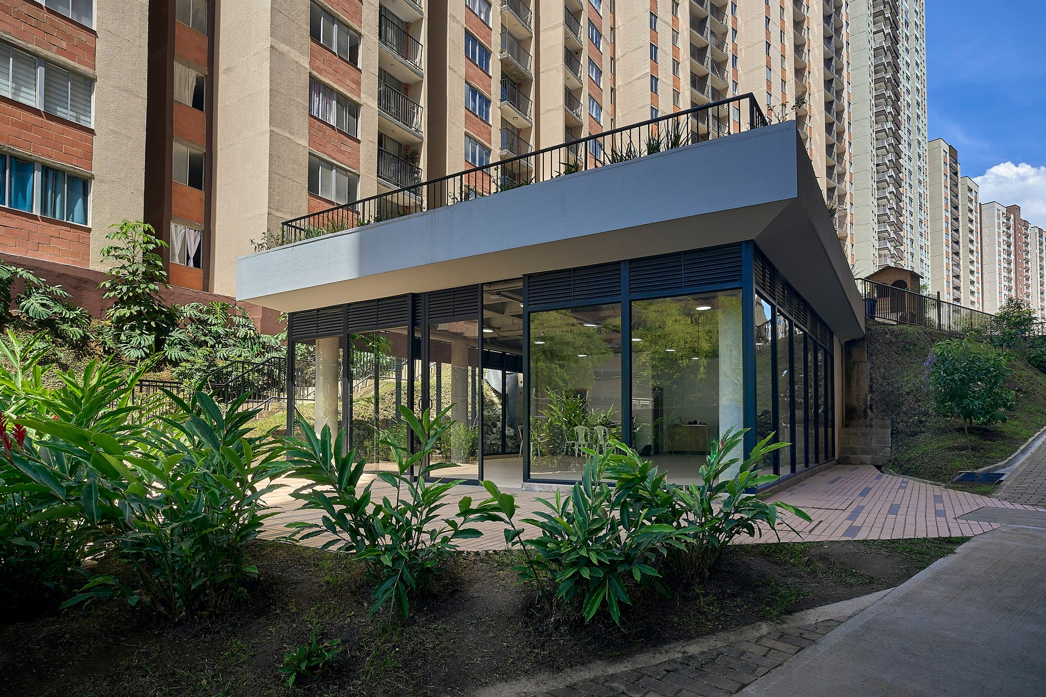 Sesión fotográfica arquitectónica recepción oficina Coninsa Ciudad del Río. Proyectos Amantina, Sendero Silvestre, Montiara y Campura