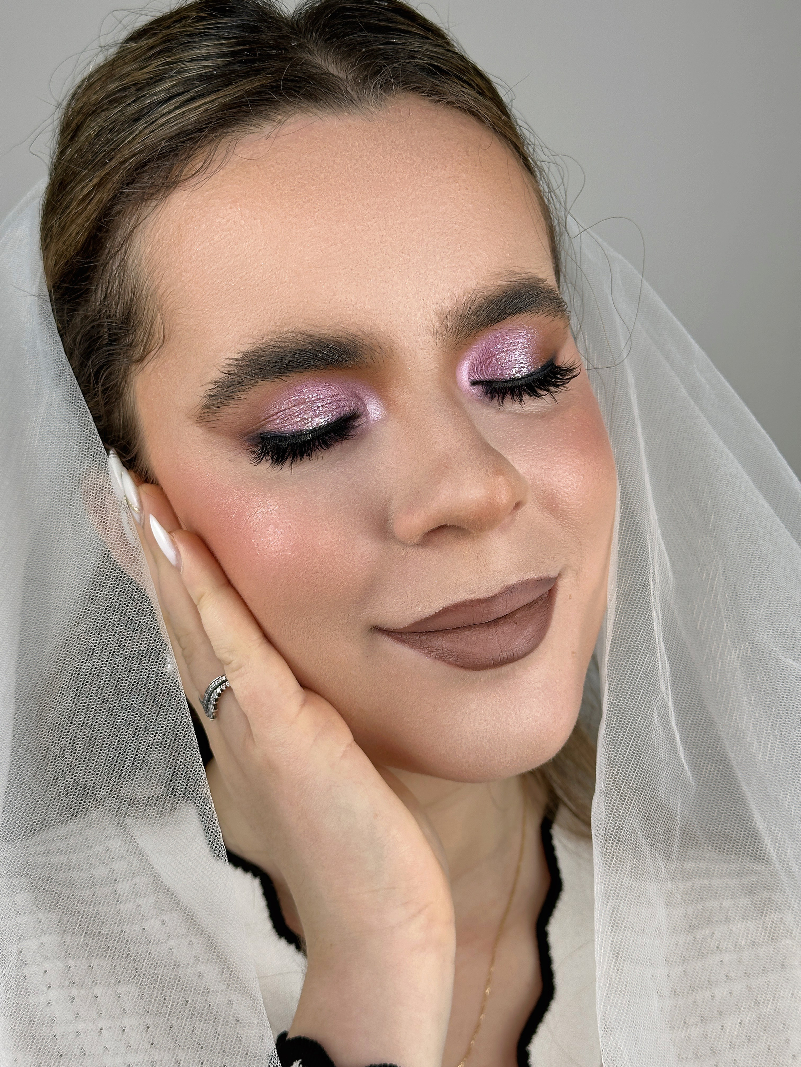 „Machiaj de mireasă elegant și rafinat, cu ten luminos, ochi accentuați delicat și buze în nuanțe naturale. Un look romantic și sofisticat pentru ziua cea mare.”