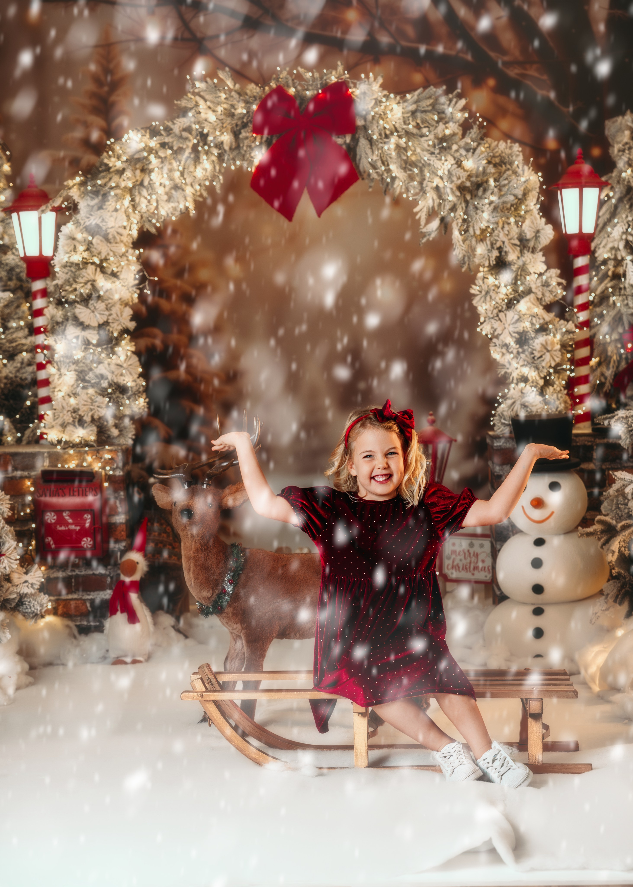 Novogodišnja porodična fotografija ispred velike jelke, Bežanijska Kosa – profesionalni fotograf.