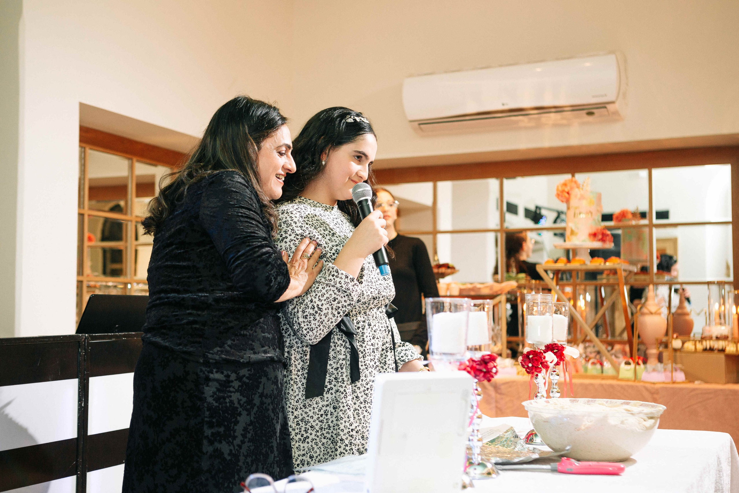 PARTY IN A RESTAURANT WITH THE WHOLE FAMILY. Https://shi-photo.com/