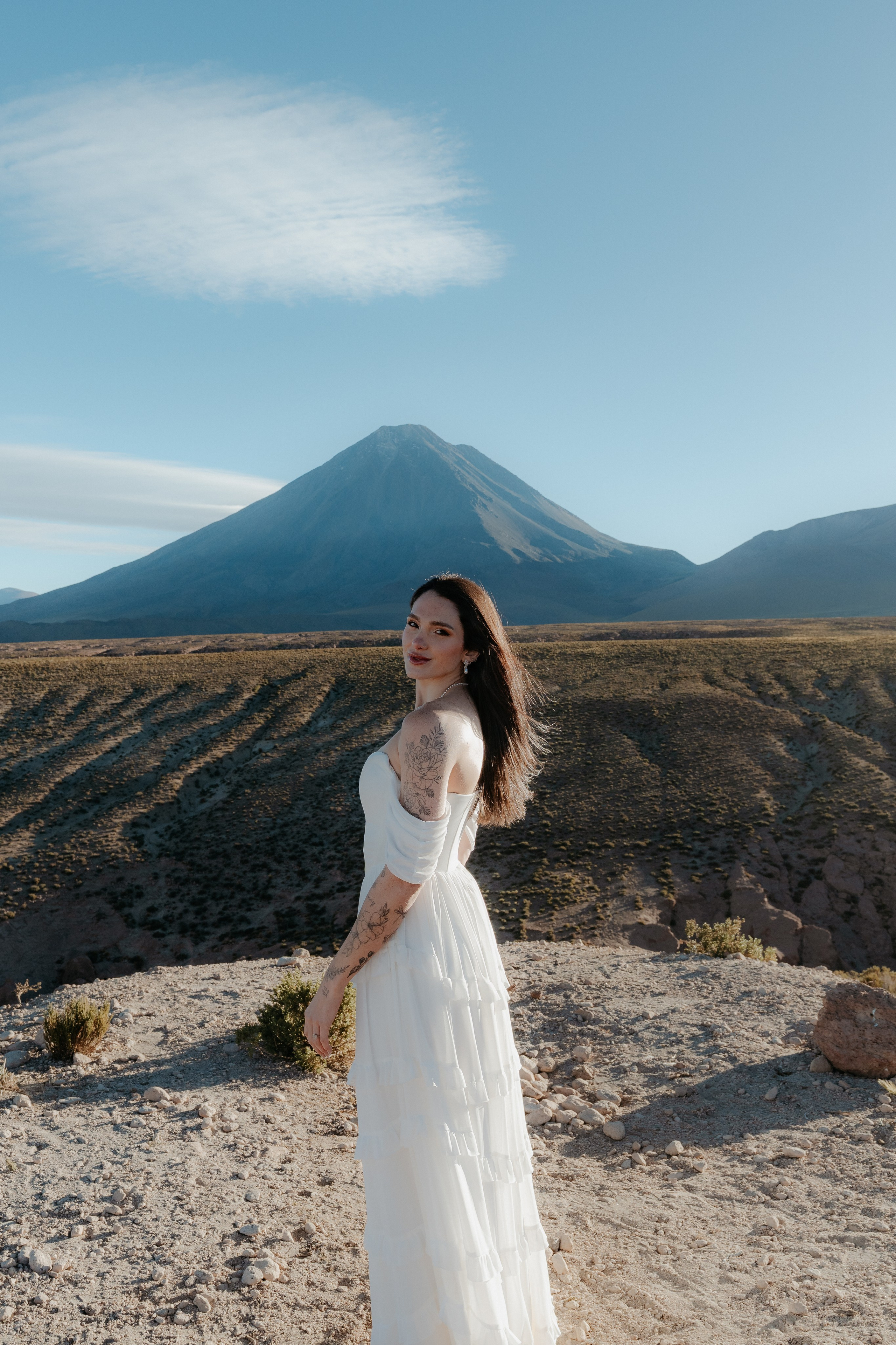 Pre-wedding no mirante do vulcão Licancabur. Photographer in San Pedro de Atacama