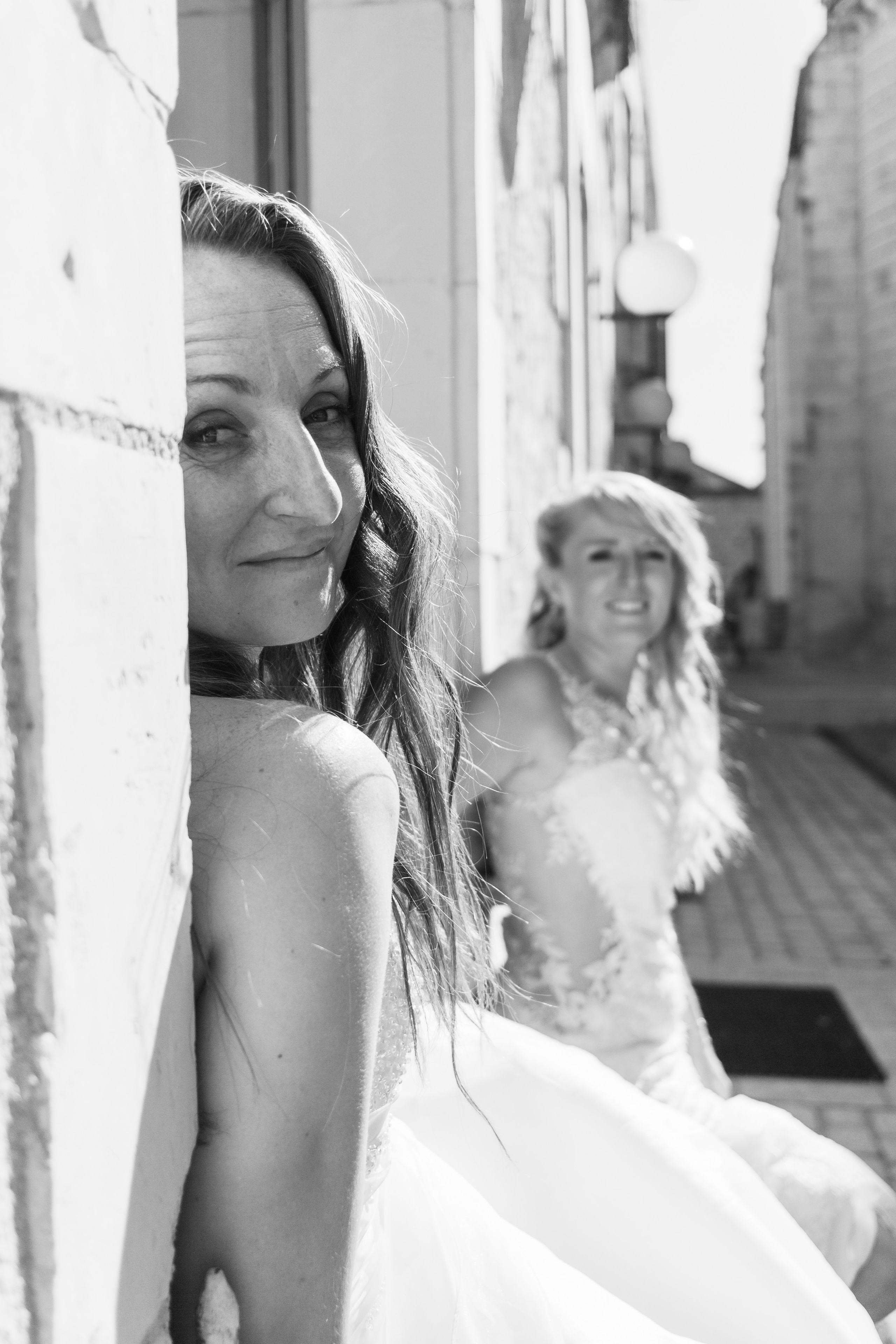 Photo de mariage LGBTQ+ poétique, deux femmes en robes de mariées enlacées