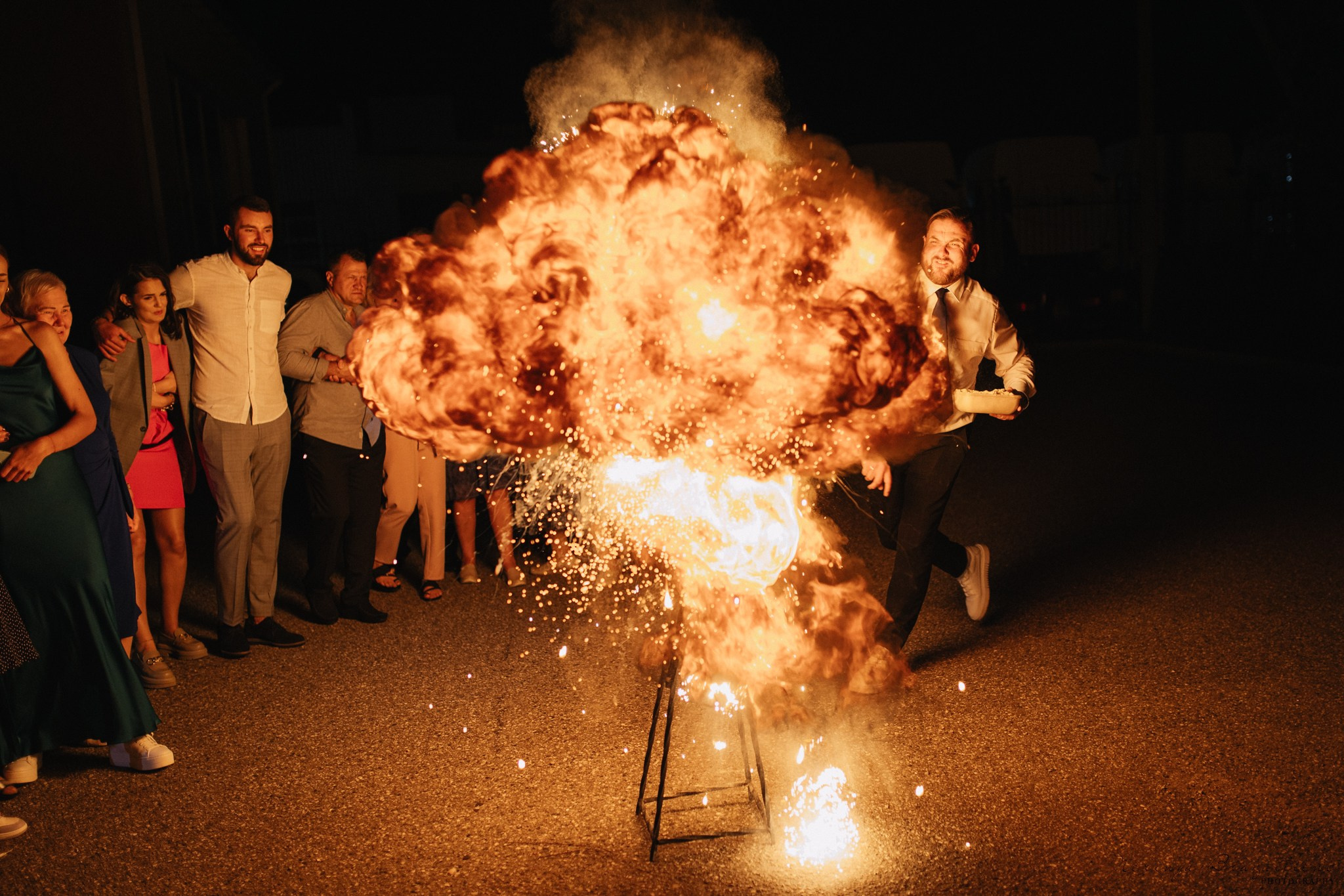 Vestuvinė fotosesija Kaune, Vienybės aikštėje, prie Lietuvos banko