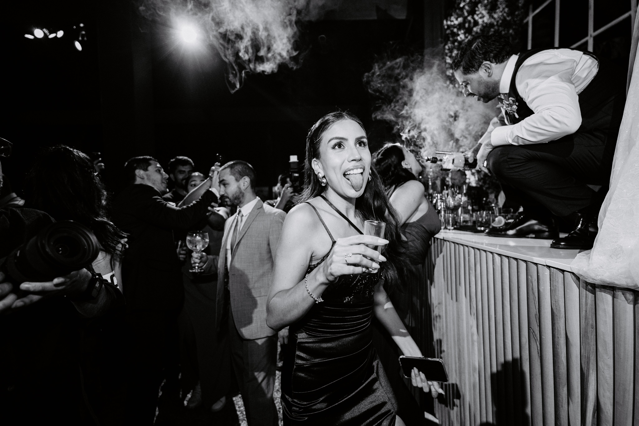 Un vistazo a la fiesta. Fotógrafo de Bodas en Lima | Ronhy Altamirano. Fotografía narrativa y cinematográfica para bodas, quinceañeras y eventos exclusivos