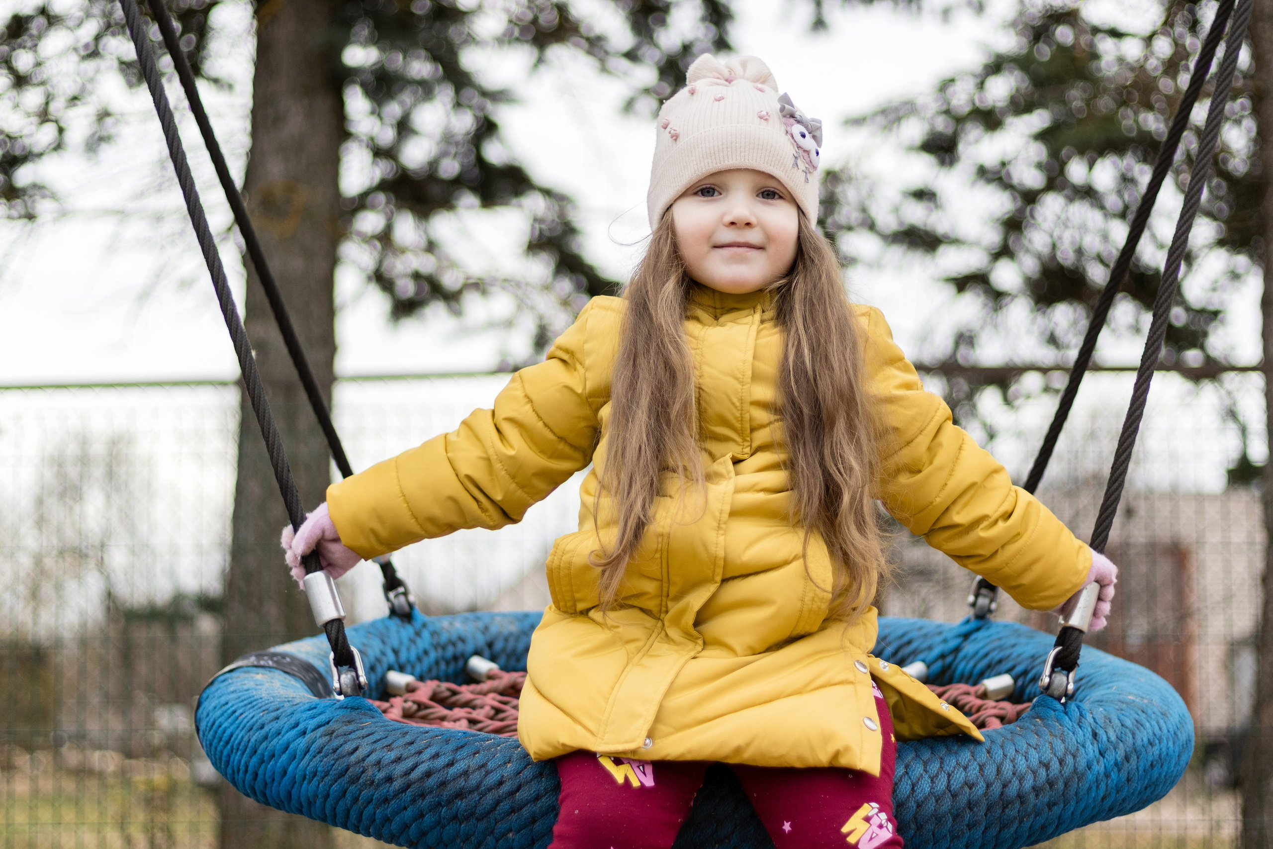 Девочка на качелях осенью
