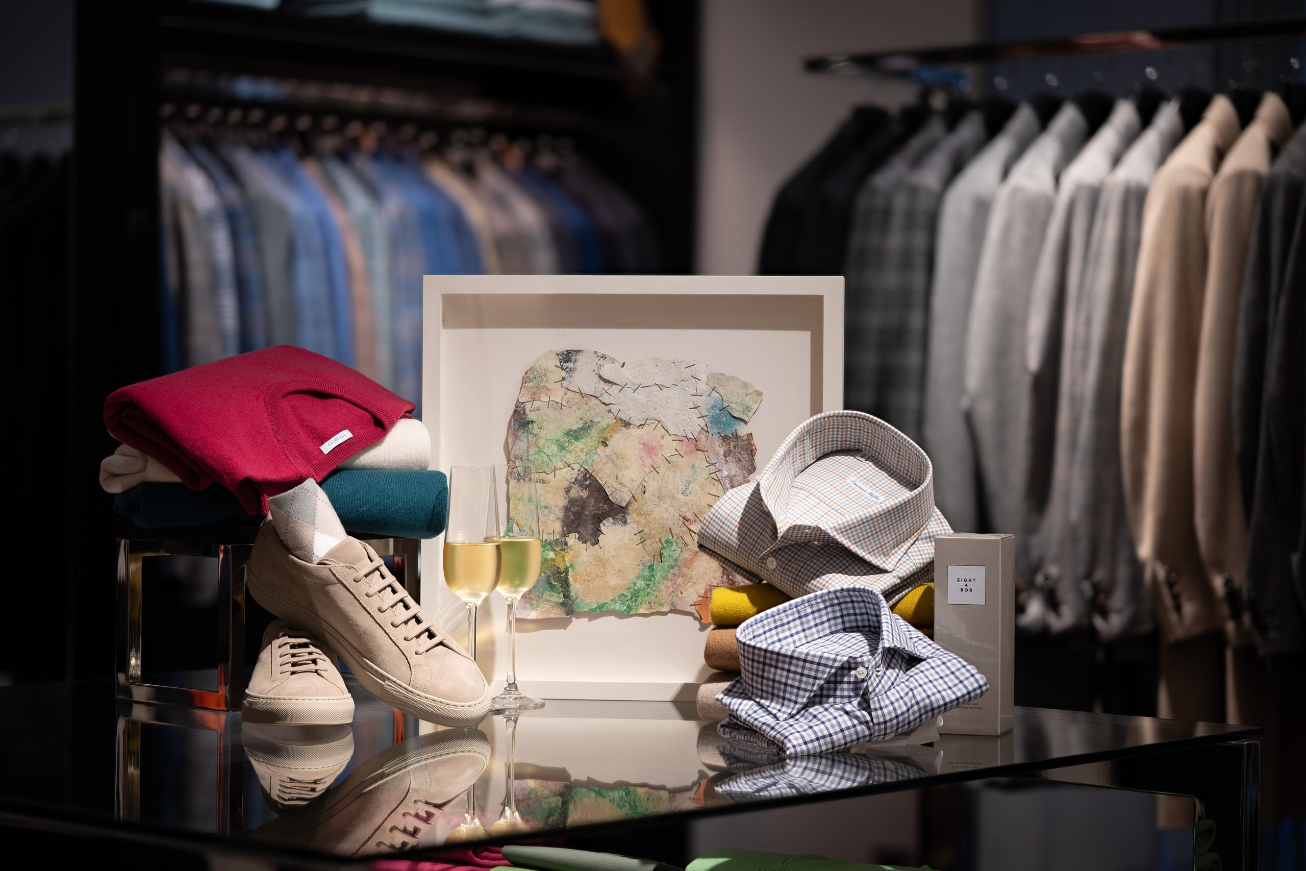 Produktfotografie Wien – Modepräsentation mit Kleidung und Accessoires im Schaufenster eines Bekleidungsgeschäfts.