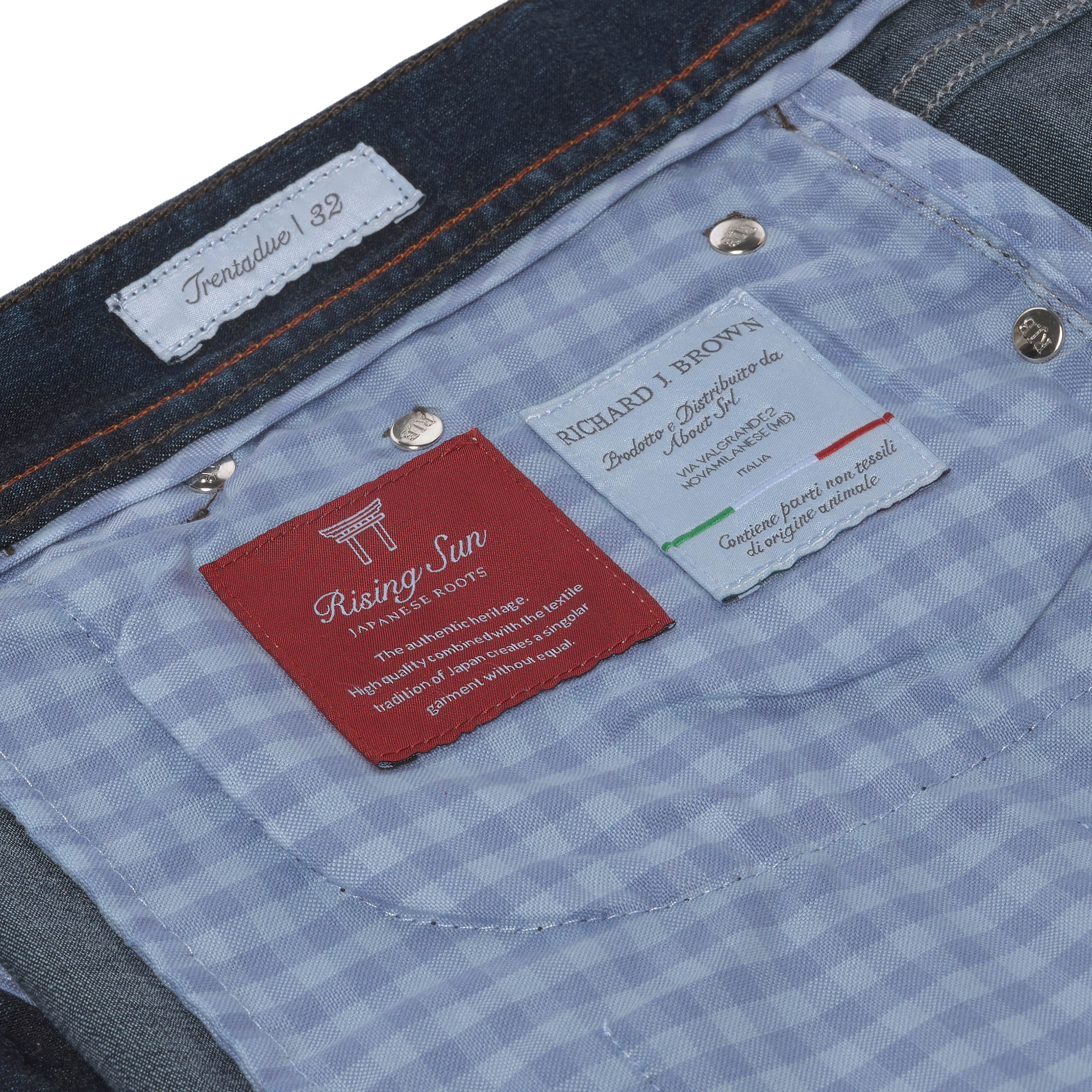 Produktfotografie Wien – Detailaufnahme Innenfutter einer Hose mit Etikett.